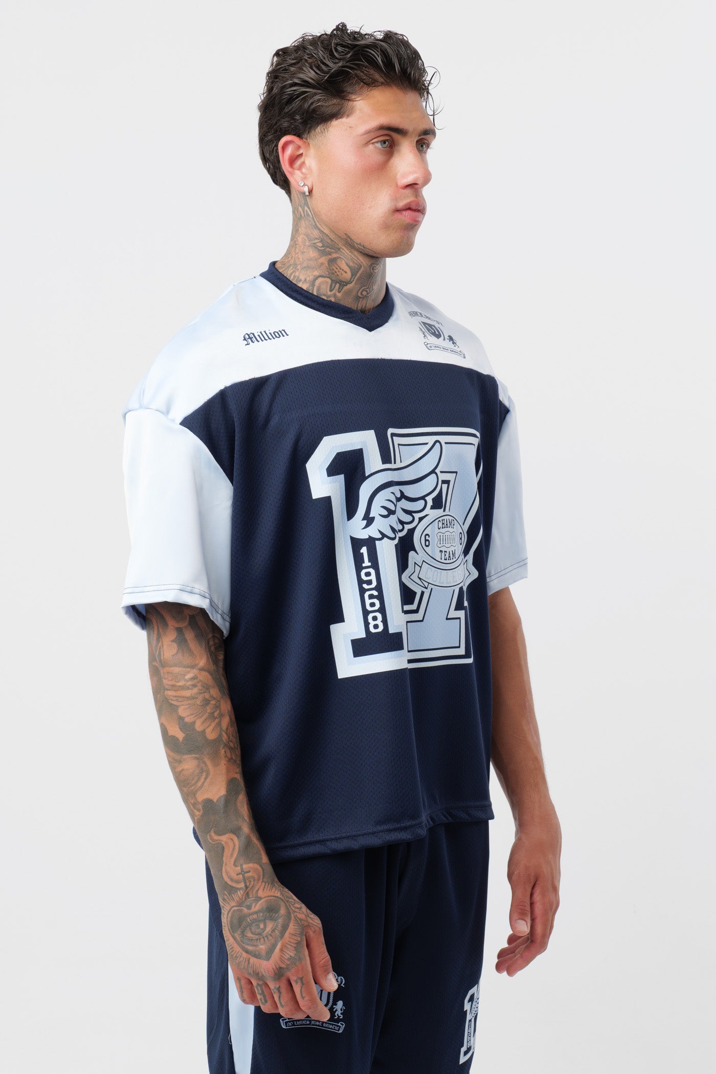 Schwarzes T-Shirt mit schwarzem Logo