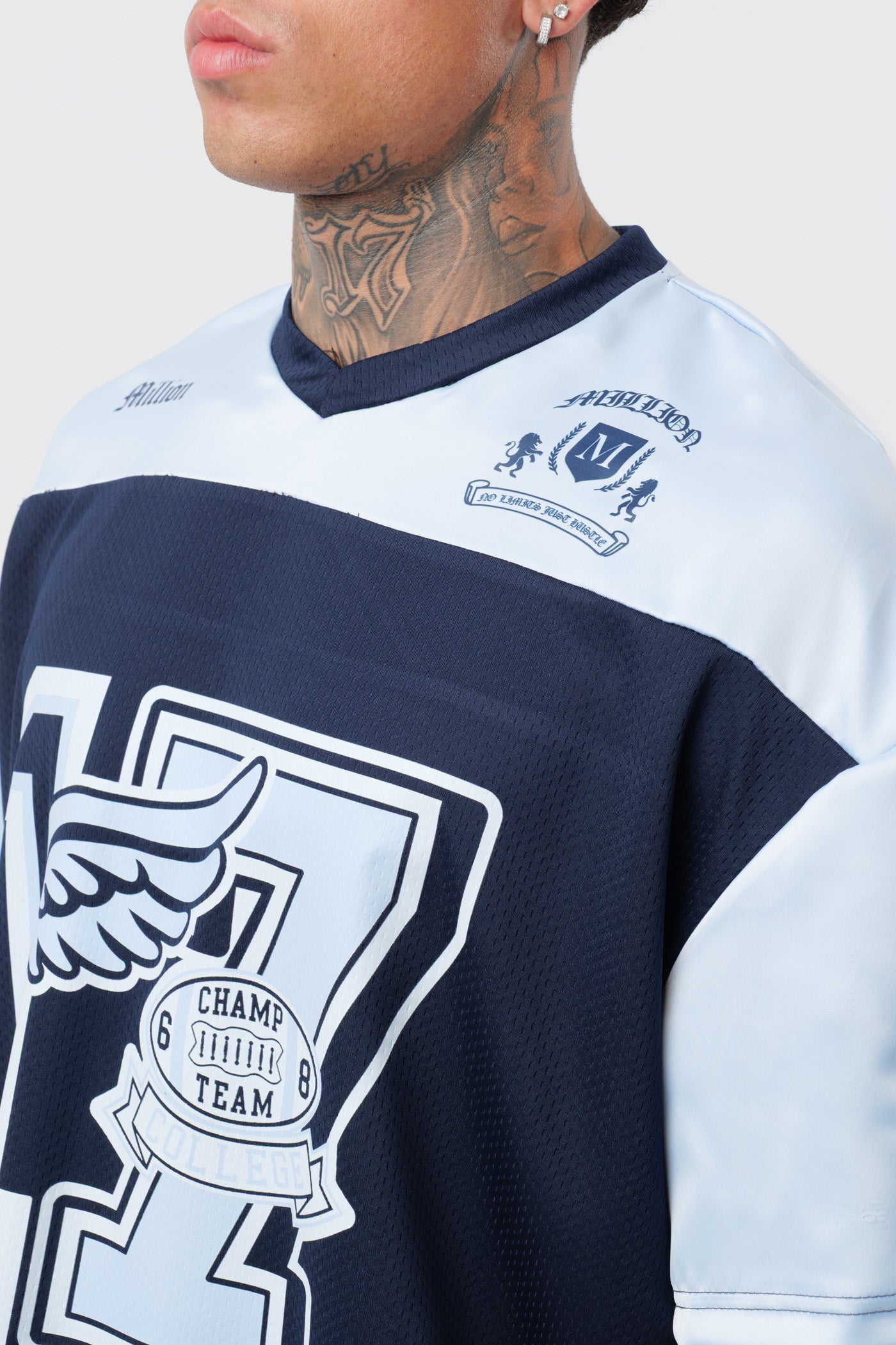 Schwarzes T-Shirt mit schwarzem Logo