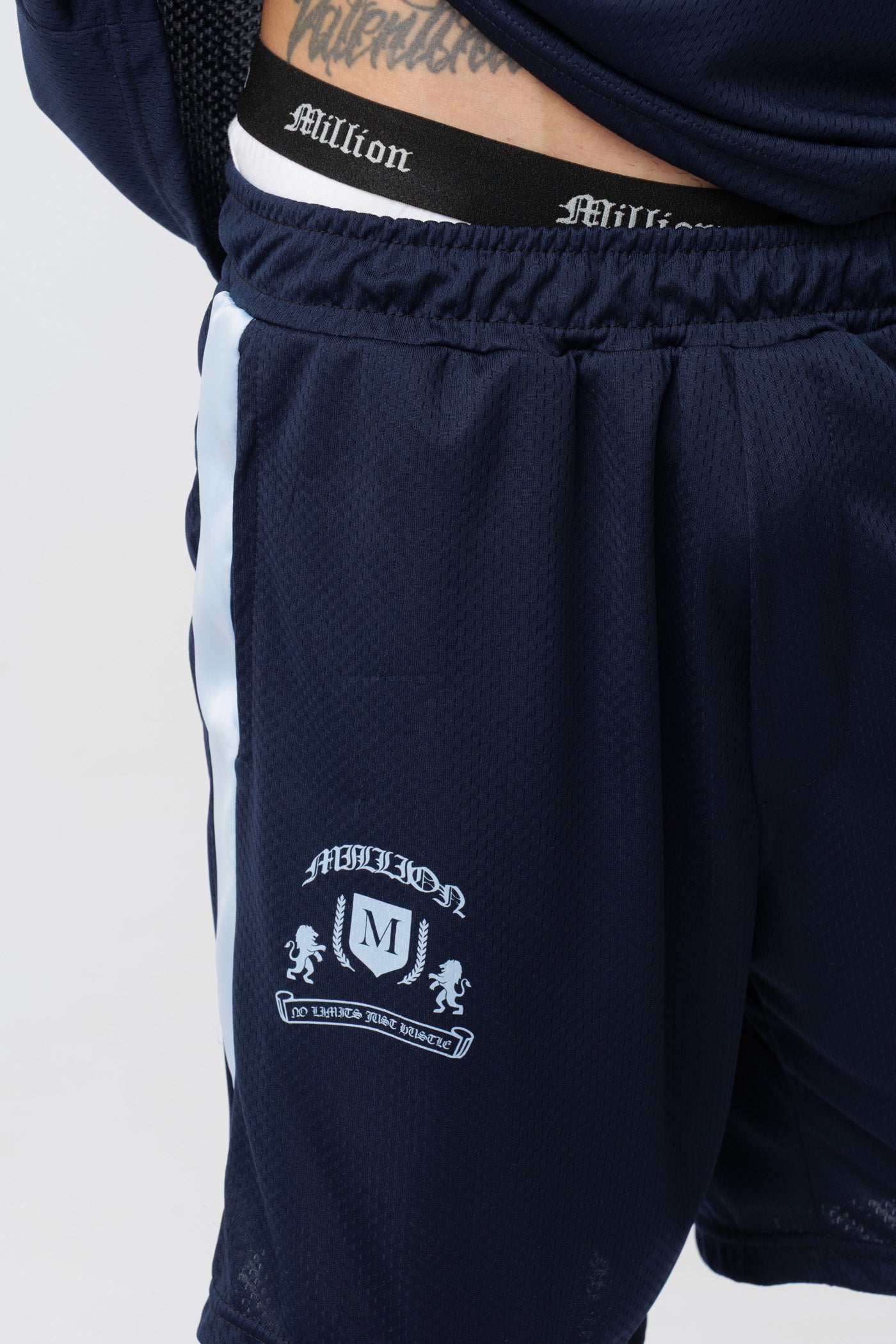 Schwarzes T-Shirt mit schwarzem Logo
