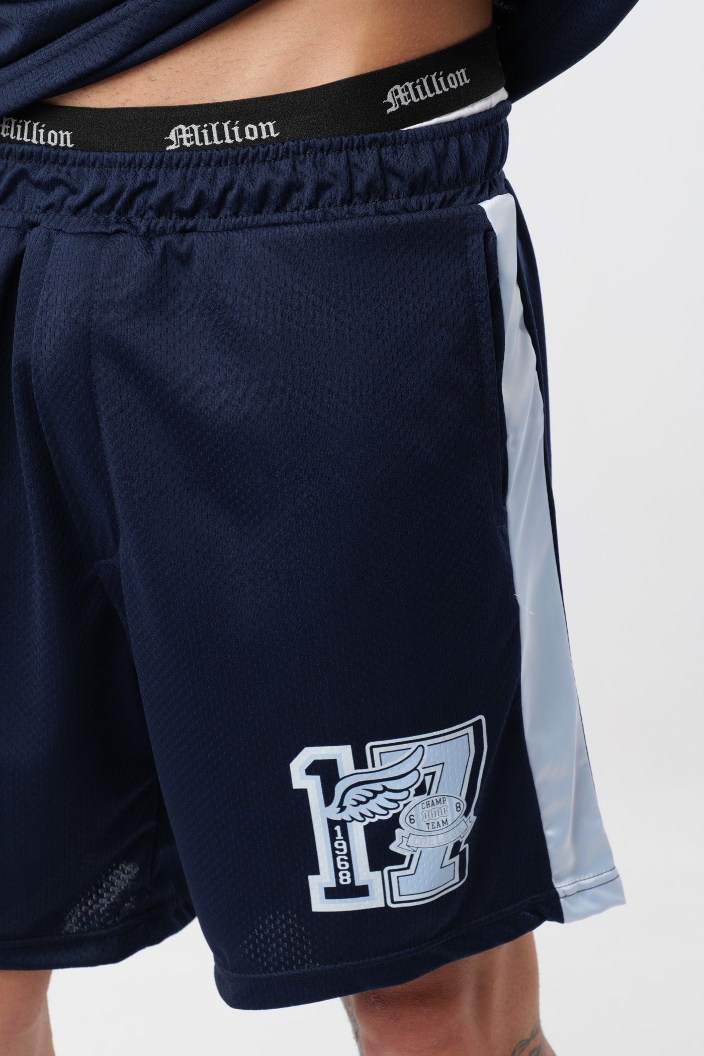 Schwarzes T-Shirt mit schwarzem Logo