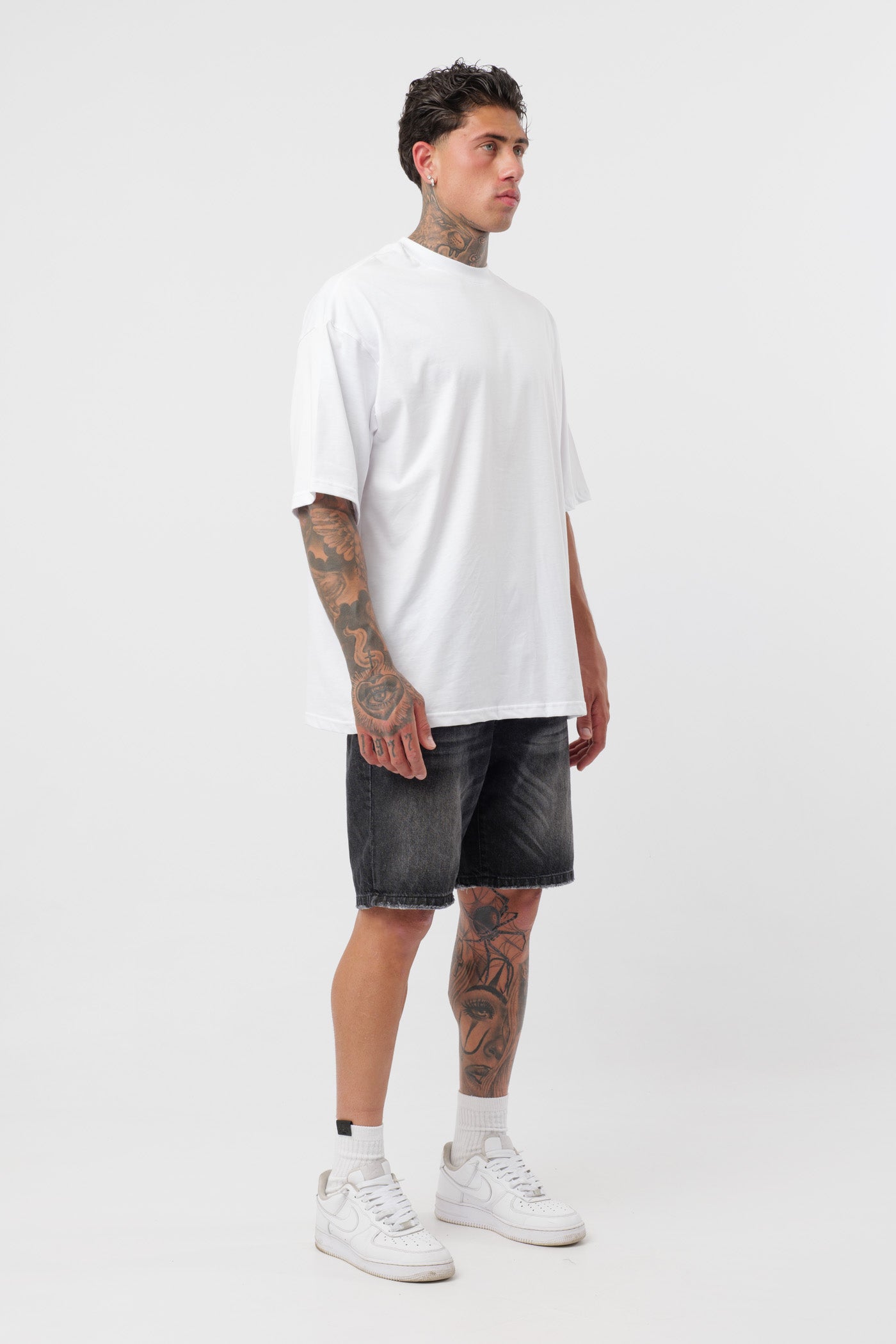 Schwarzes T-Shirt mit schwarzem Logo