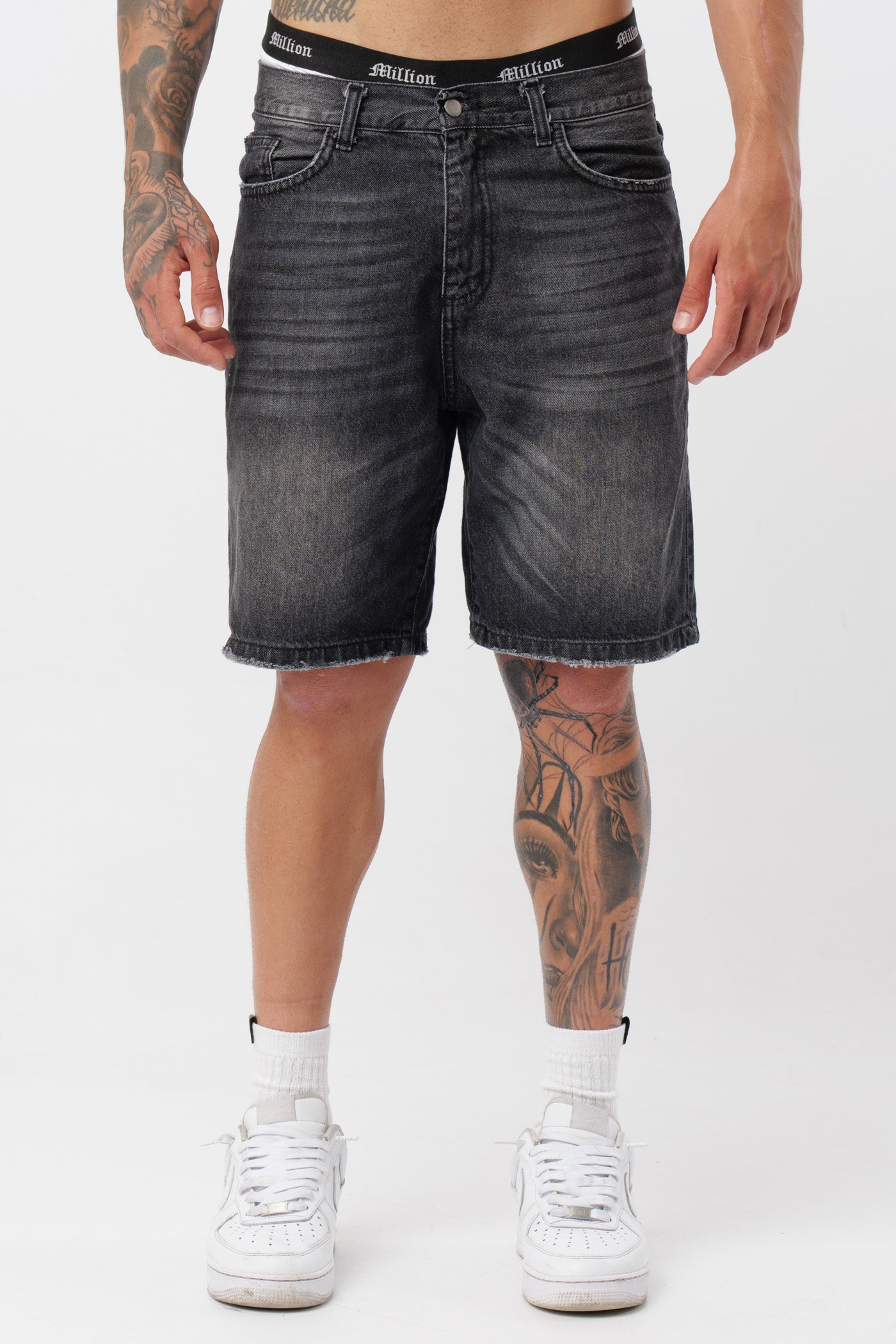 Schwarzes T-Shirt mit schwarzem Logo