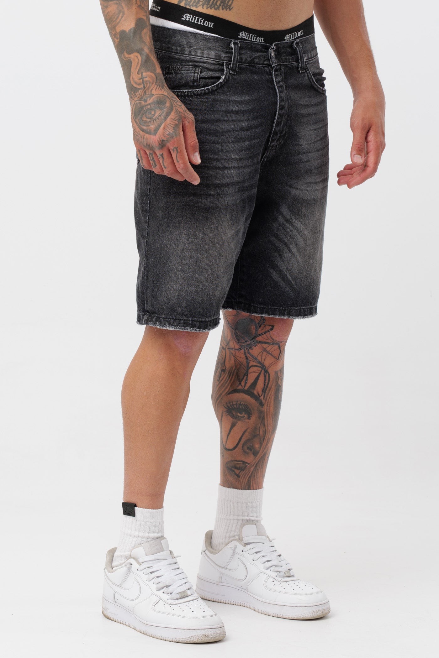 Schwarzes T-Shirt mit schwarzem Logo