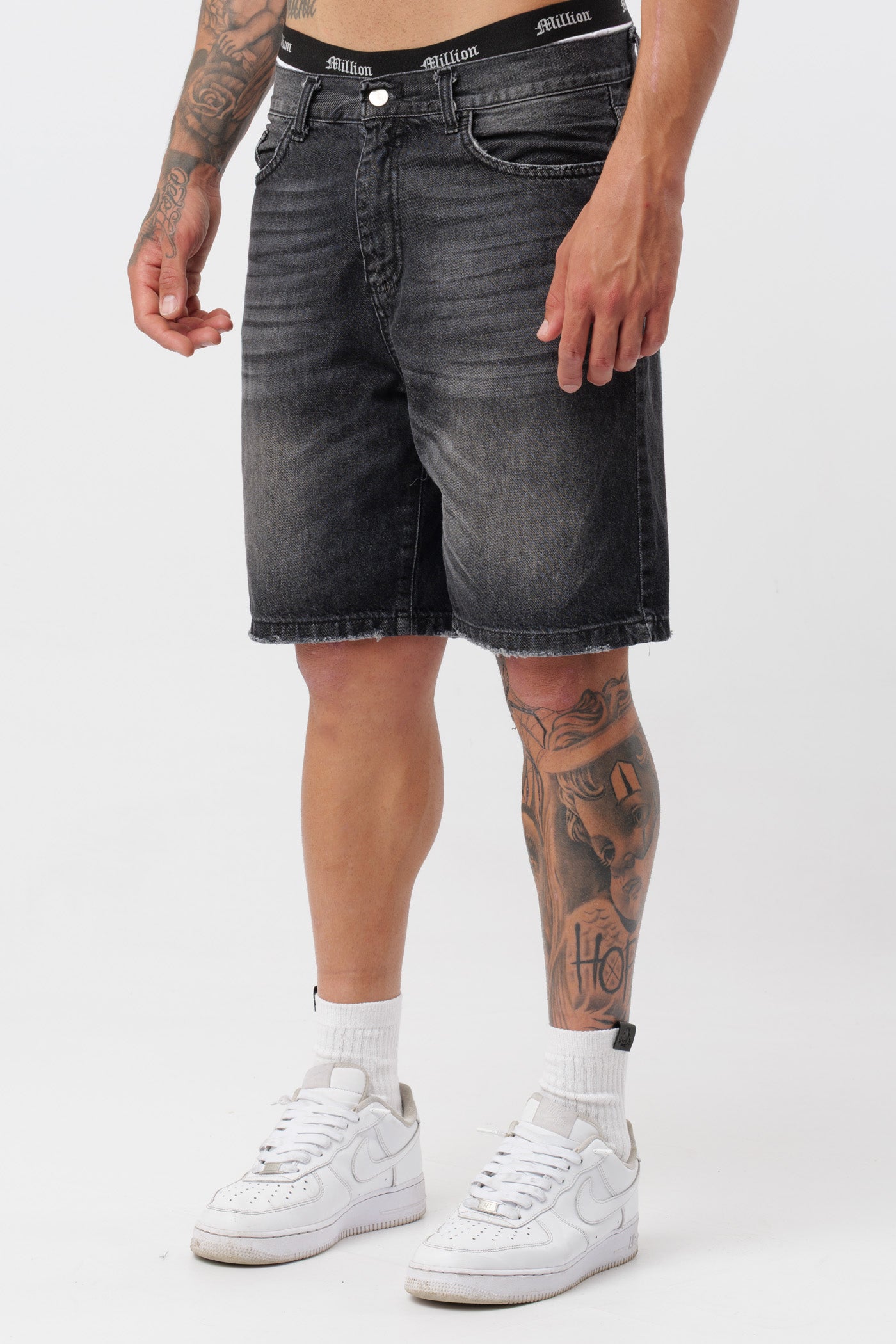 Schwarzes T-Shirt mit schwarzem Logo
