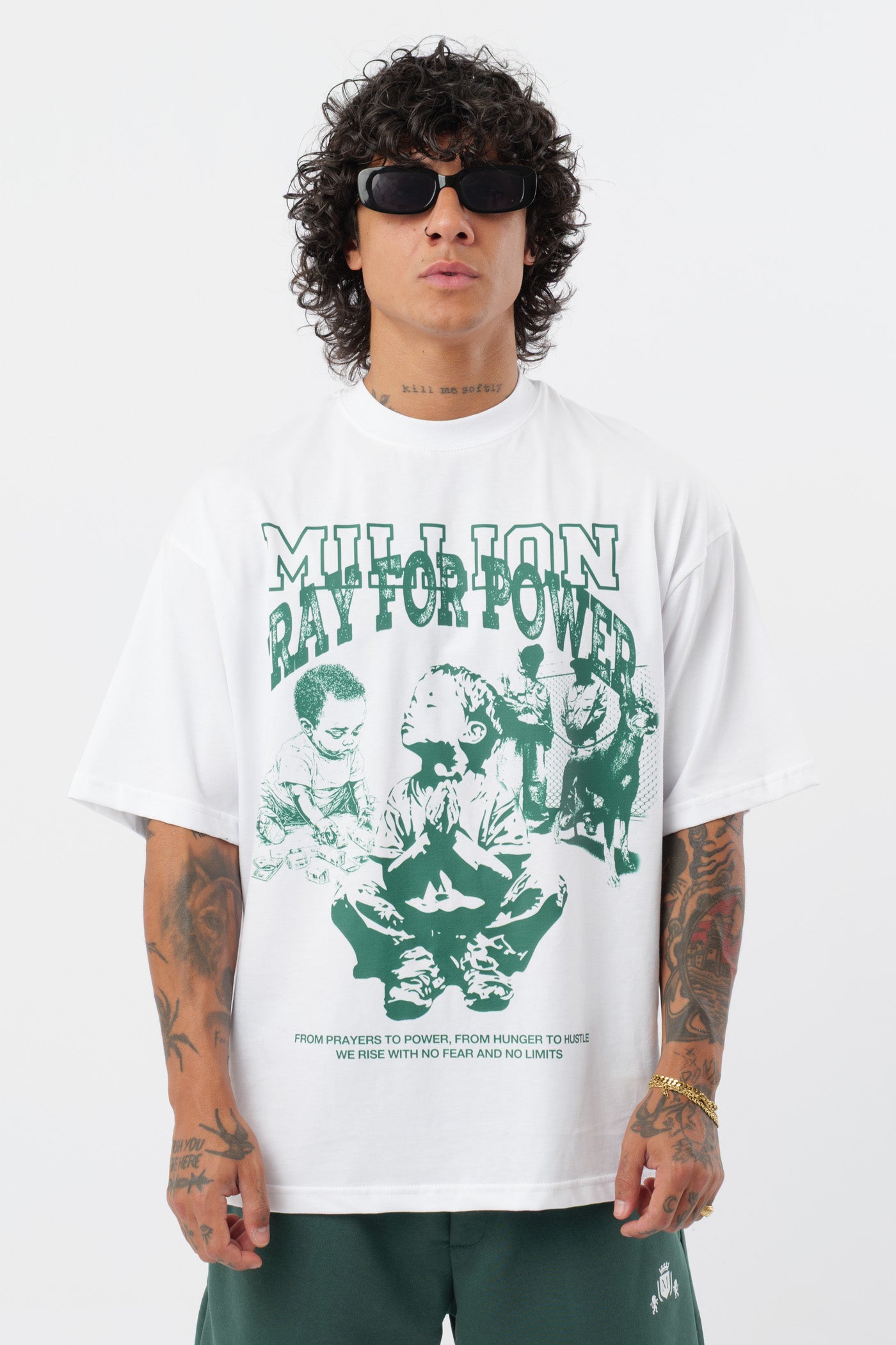 Weißes T-Shirt mit schwarzem Logo