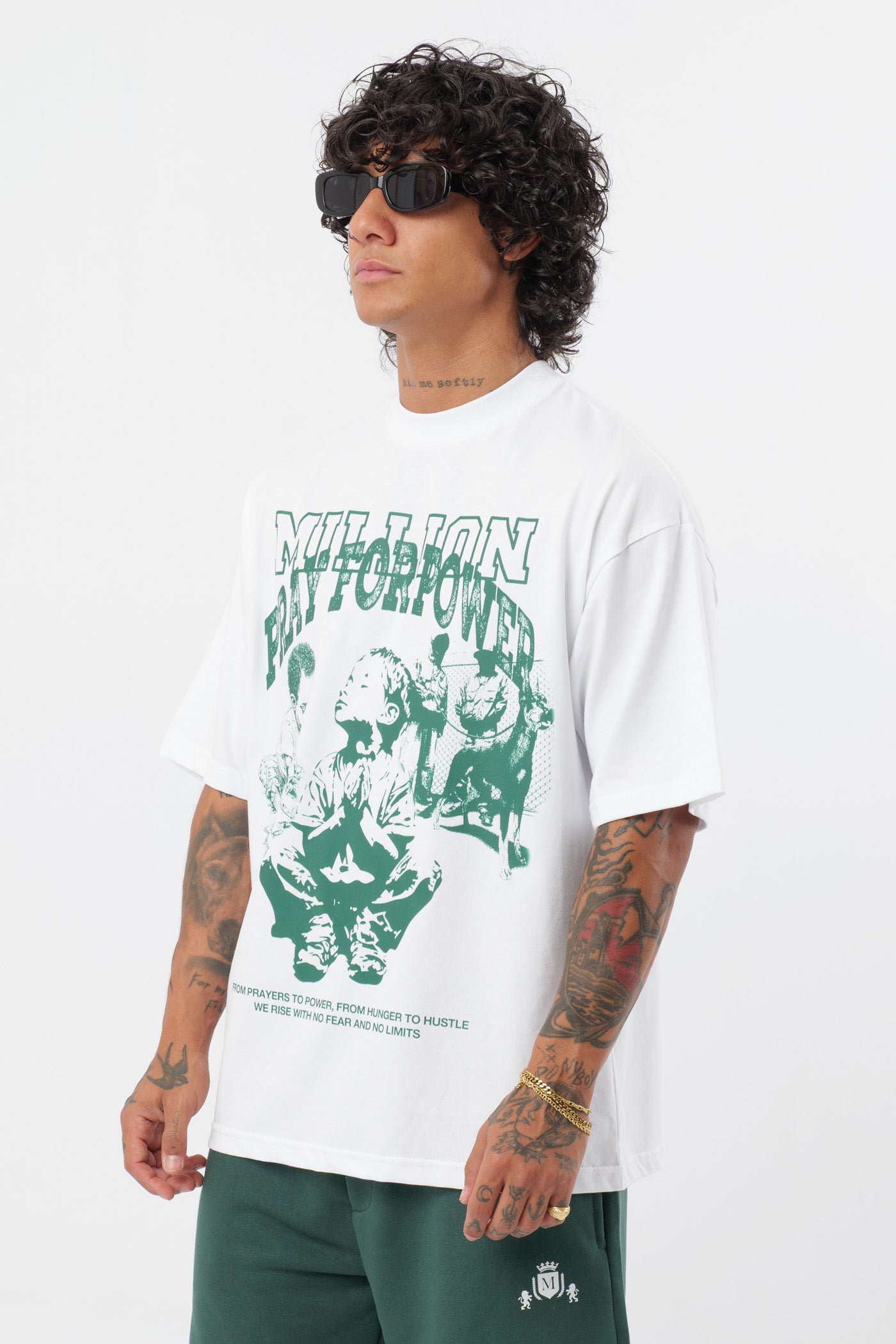 Weißes T-Shirt mit schwarzem Logo
