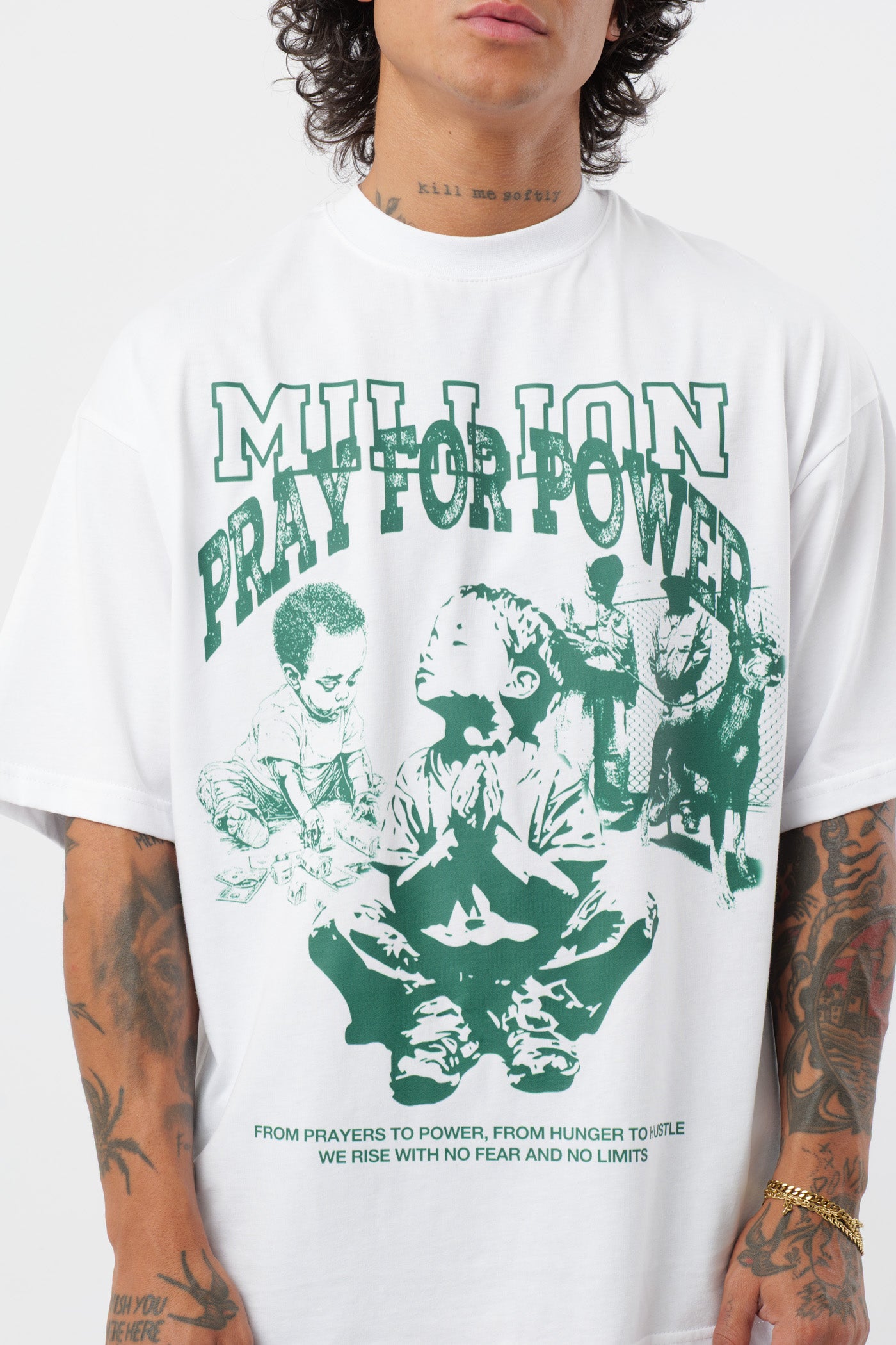Weißes T-Shirt mit schwarzem Logo