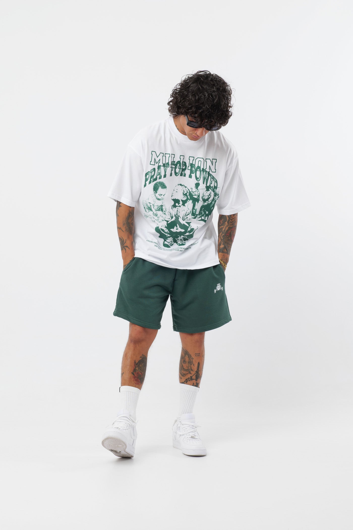 Weißes T-Shirt mit schwarzem Logo