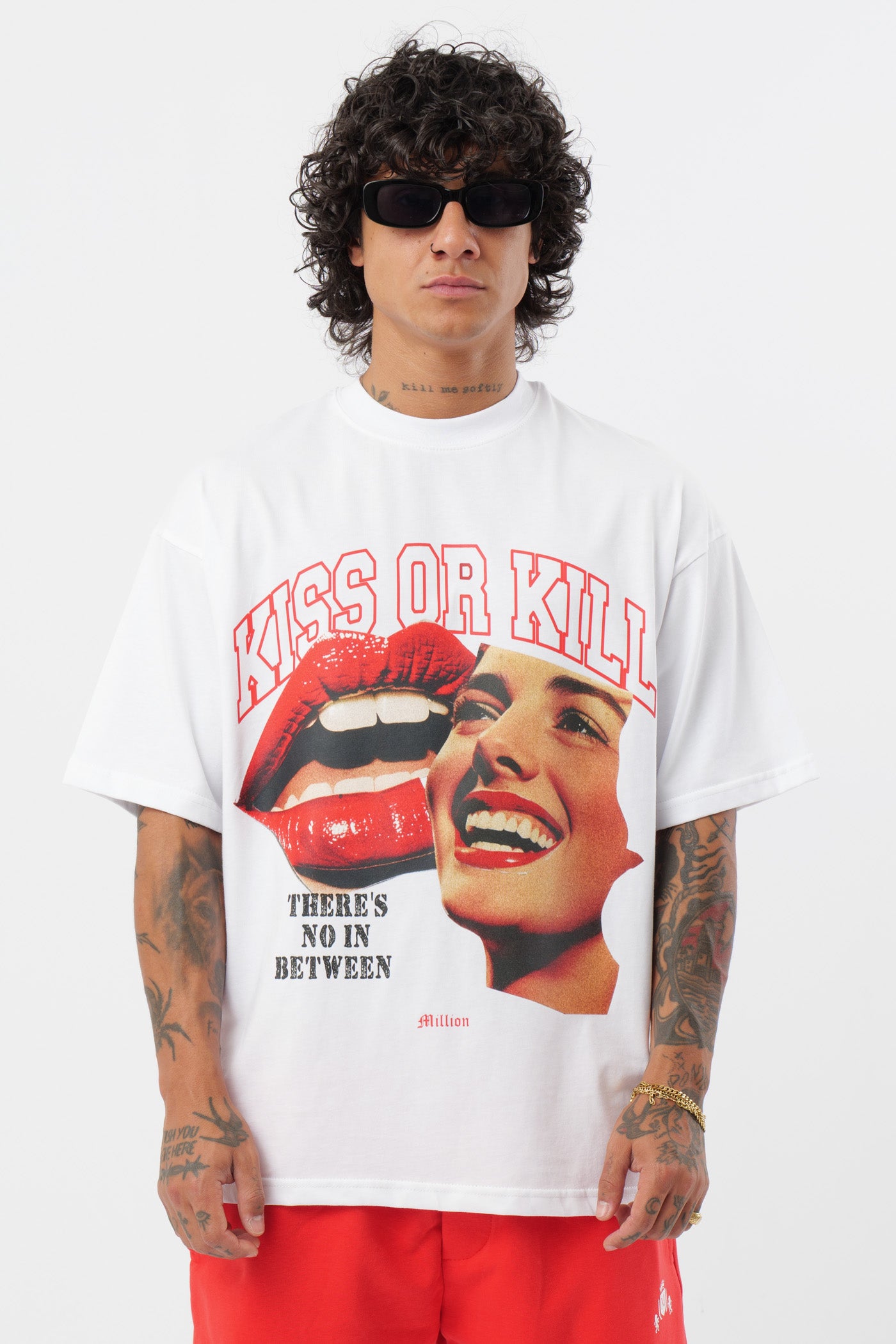 Weißes T-Shirt mit schwarzem Logo