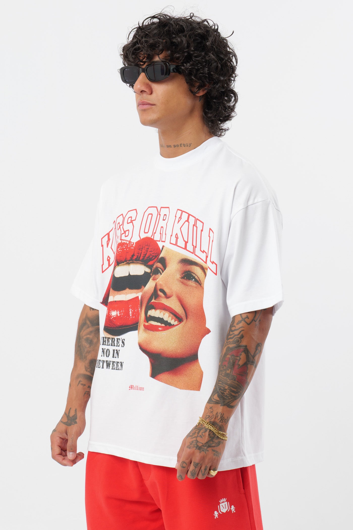 Weißes T-Shirt mit schwarzem Logo