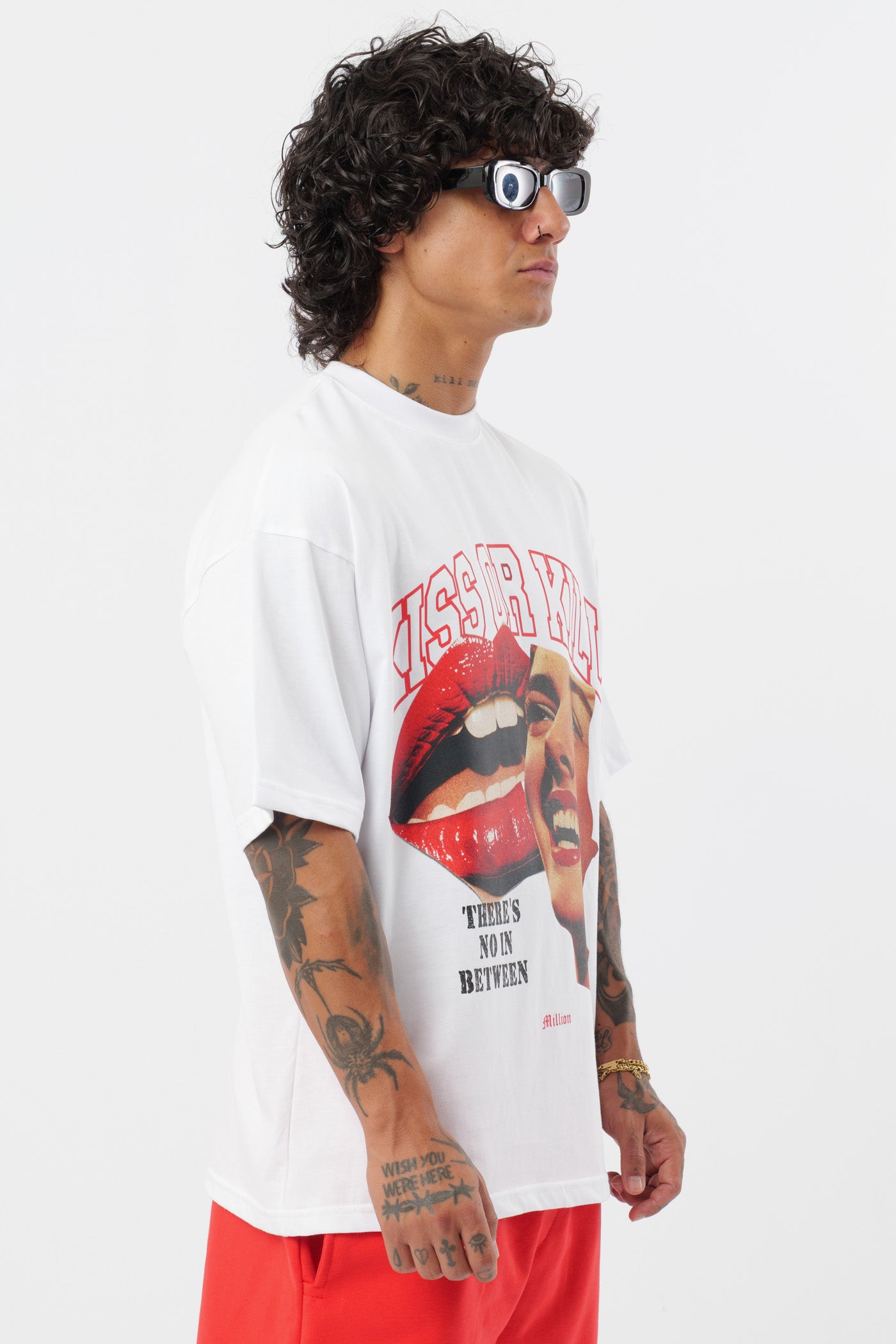 Weißes T-Shirt mit schwarzem Logo