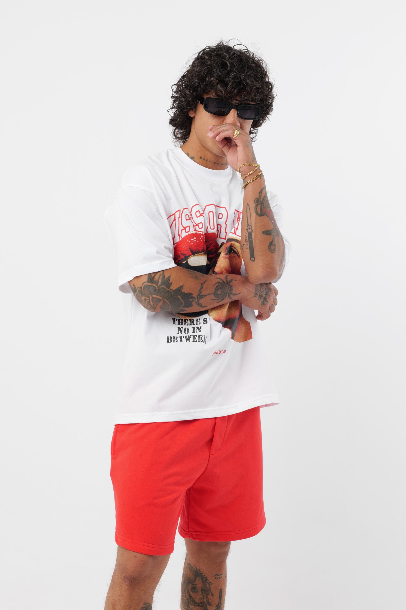 Weißes T-Shirt mit schwarzem Logo