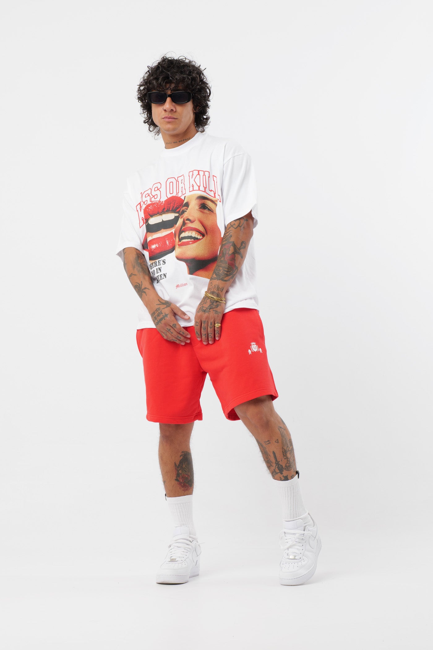 Weißes T-Shirt mit schwarzem Logo
