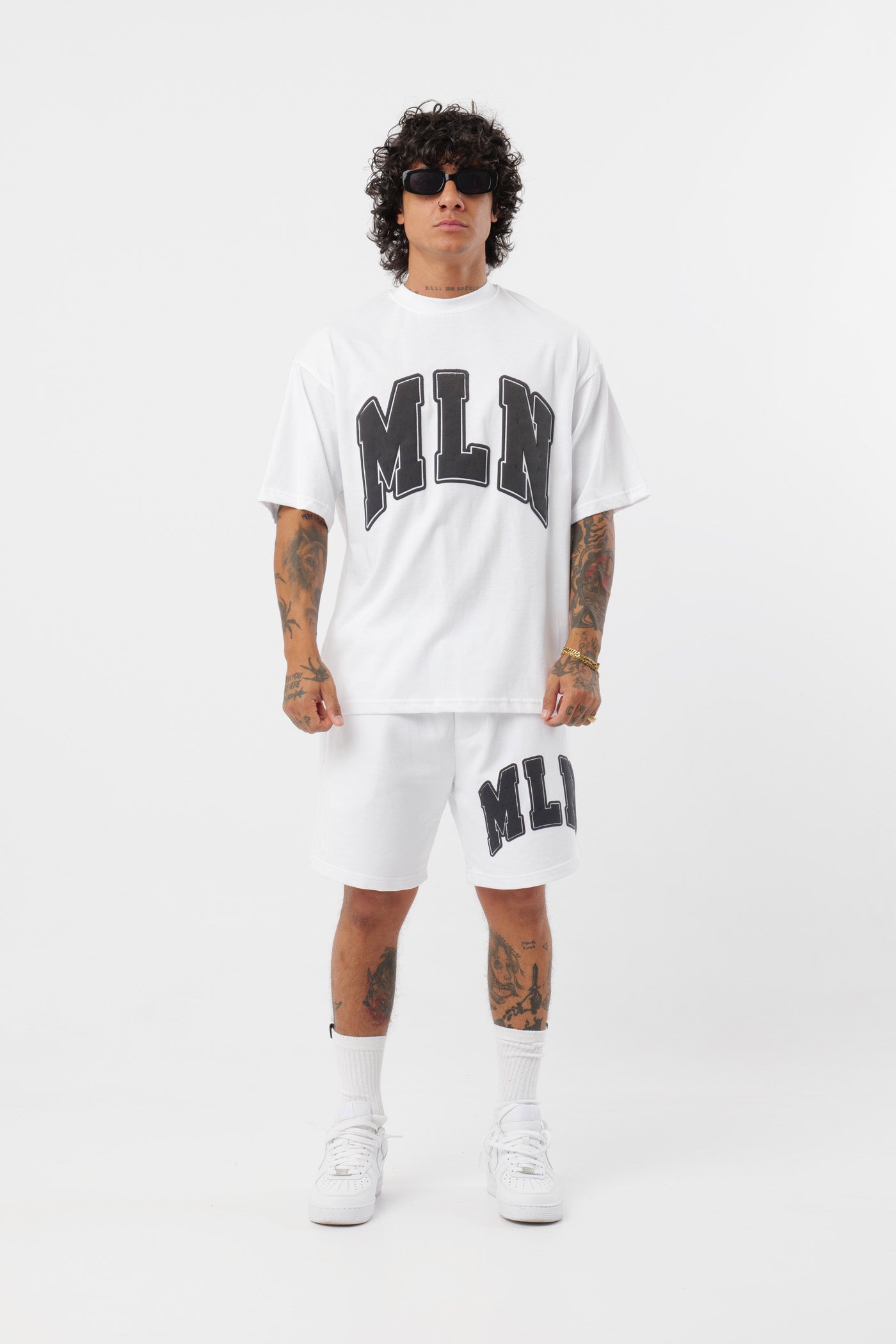 Weißes T-Shirt mit schwarzem Logo