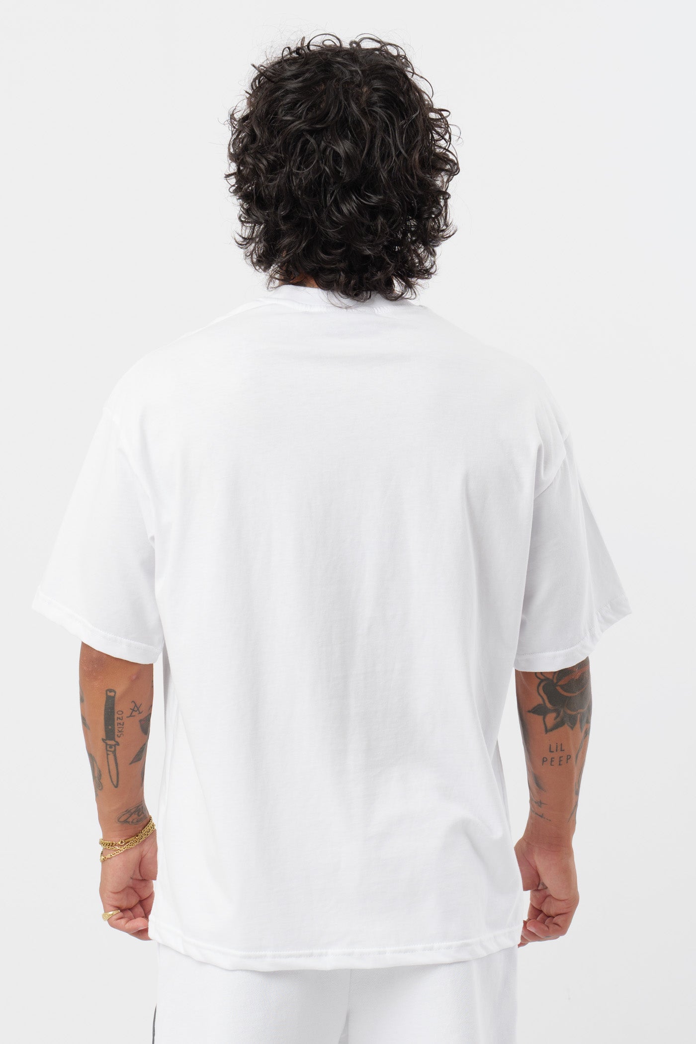 Weißes T-Shirt mit schwarzem Logo