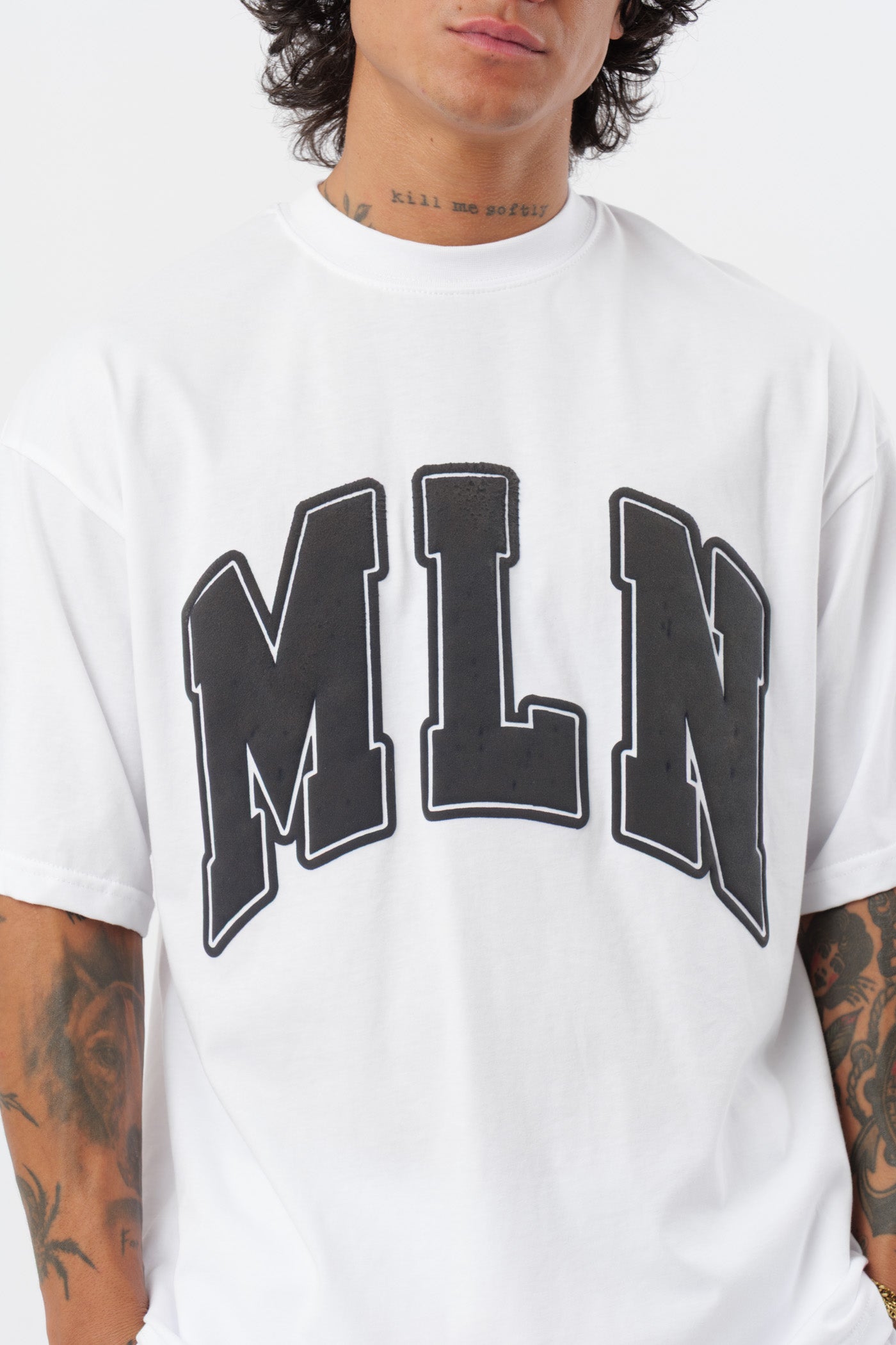 Weißes T-Shirt mit schwarzem Logo