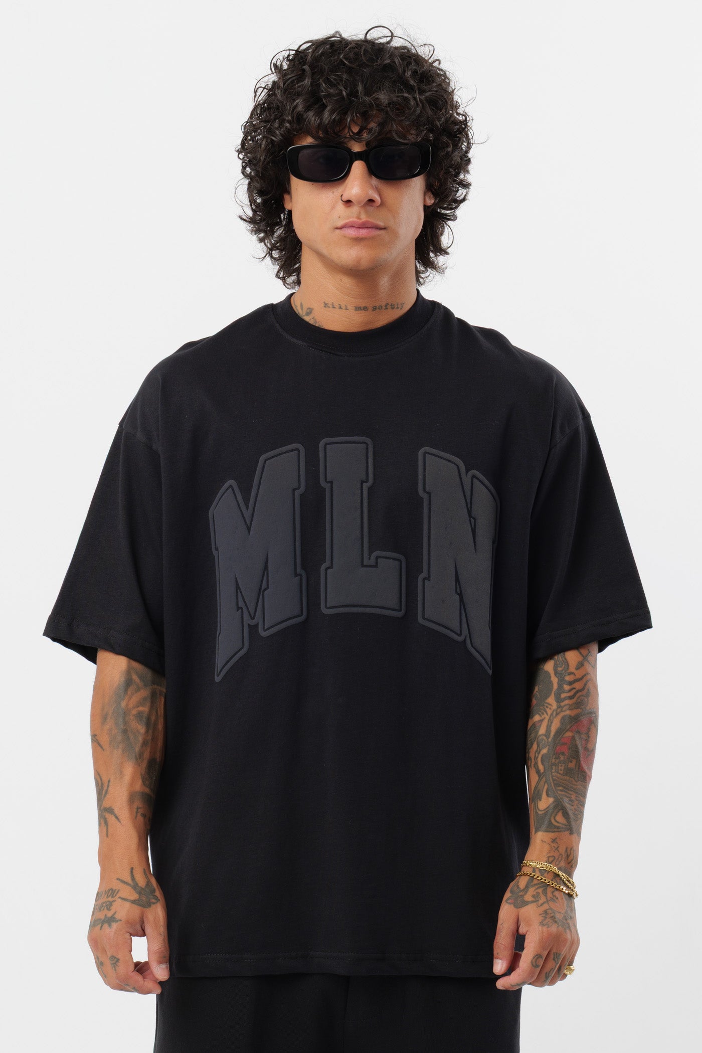 Weißes T-Shirt mit schwarzem Logo