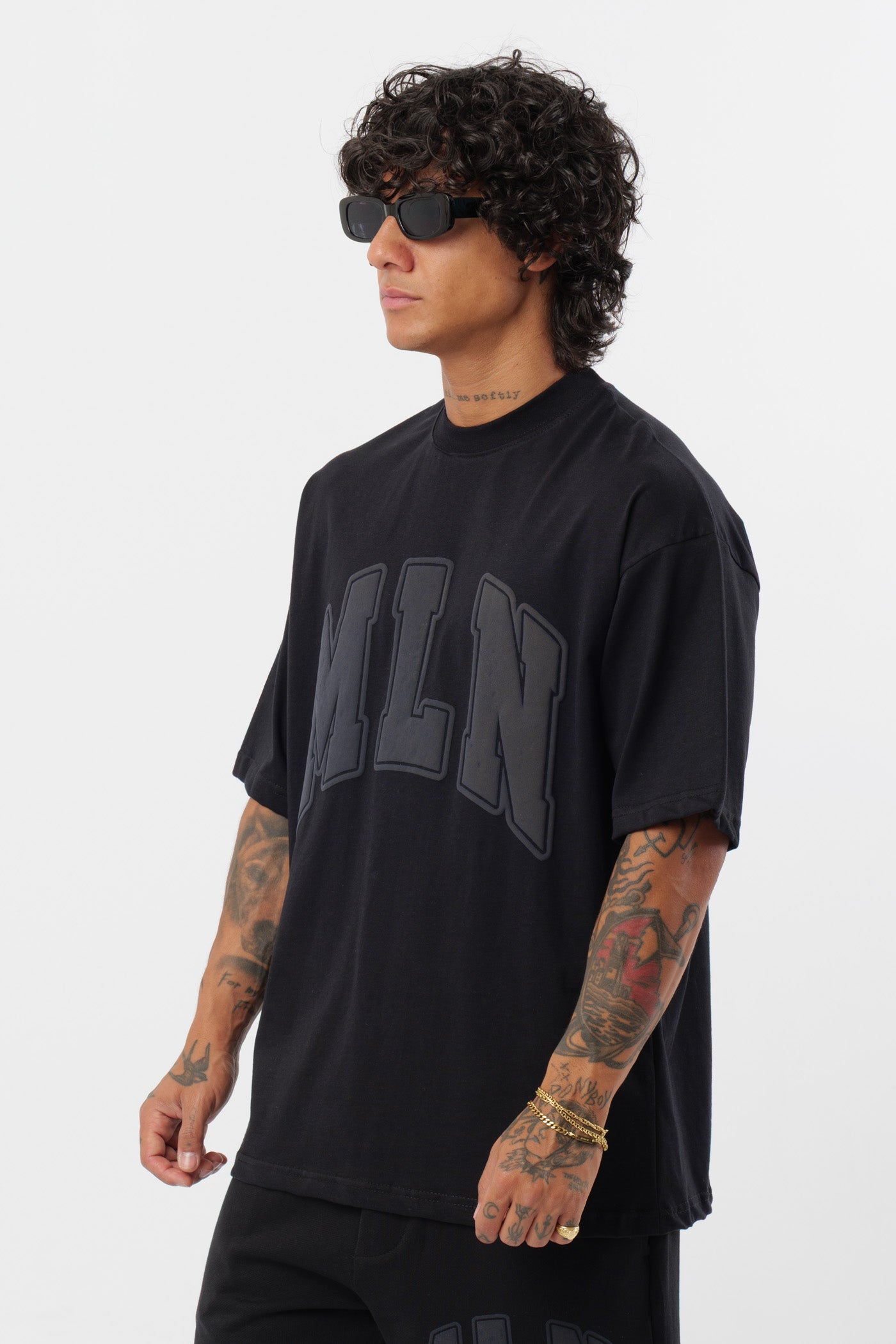 Weißes T-Shirt mit schwarzem Logo