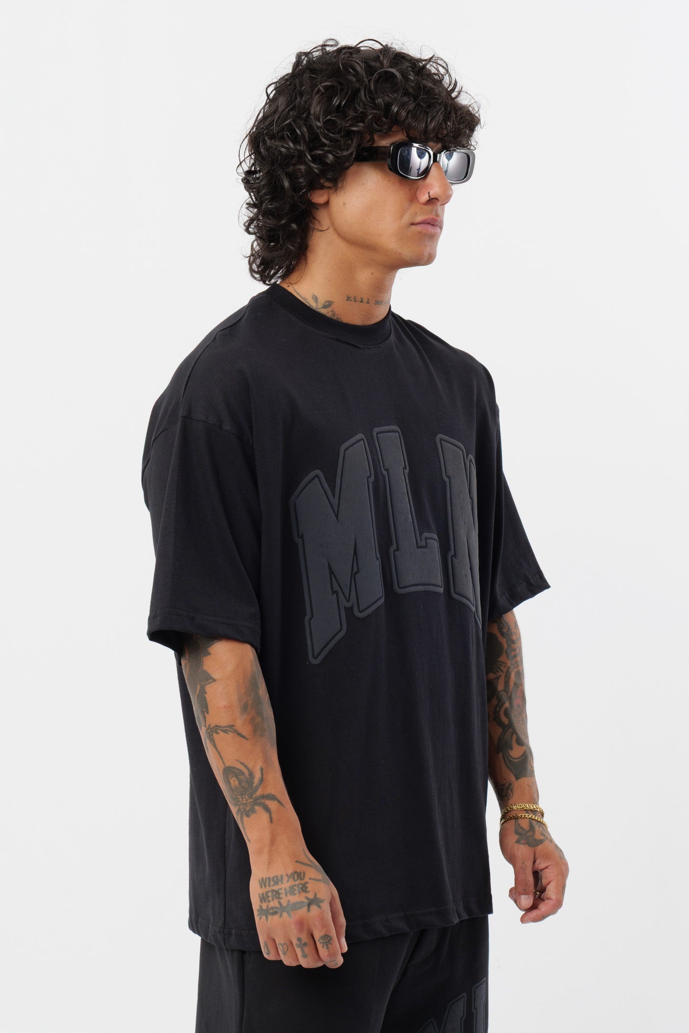 Weißes T-Shirt mit schwarzem Logo