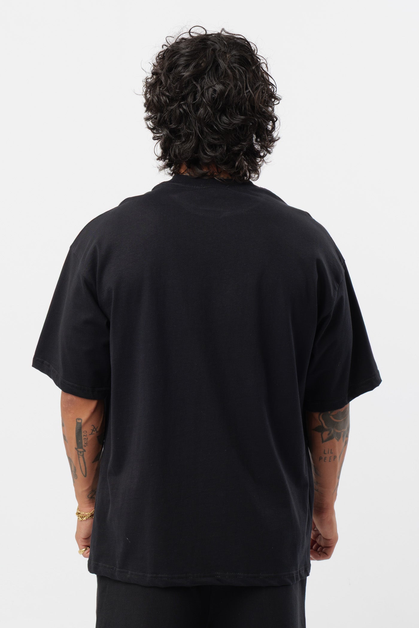 Weißes T-Shirt mit schwarzem Logo