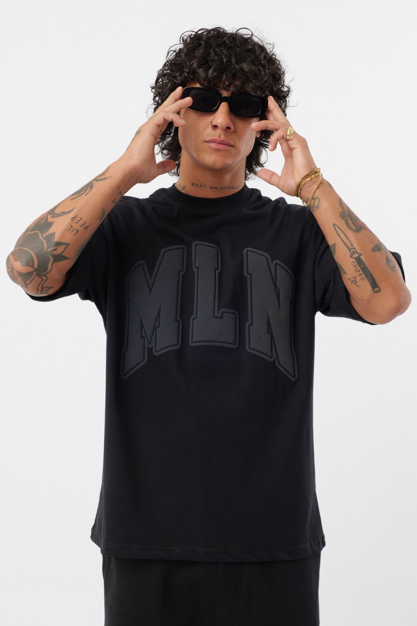 Weißes T-Shirt mit schwarzem Logo