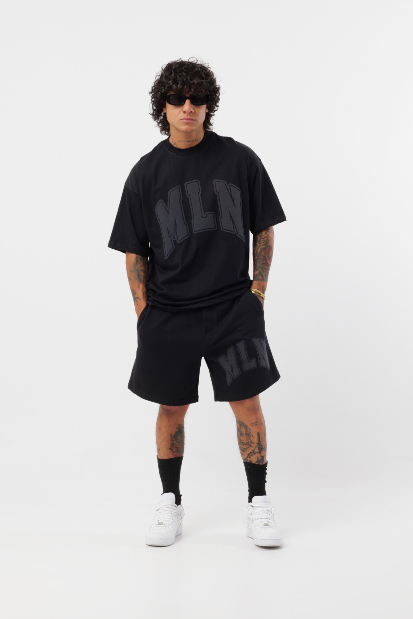 Weißes T-Shirt mit schwarzem Logo