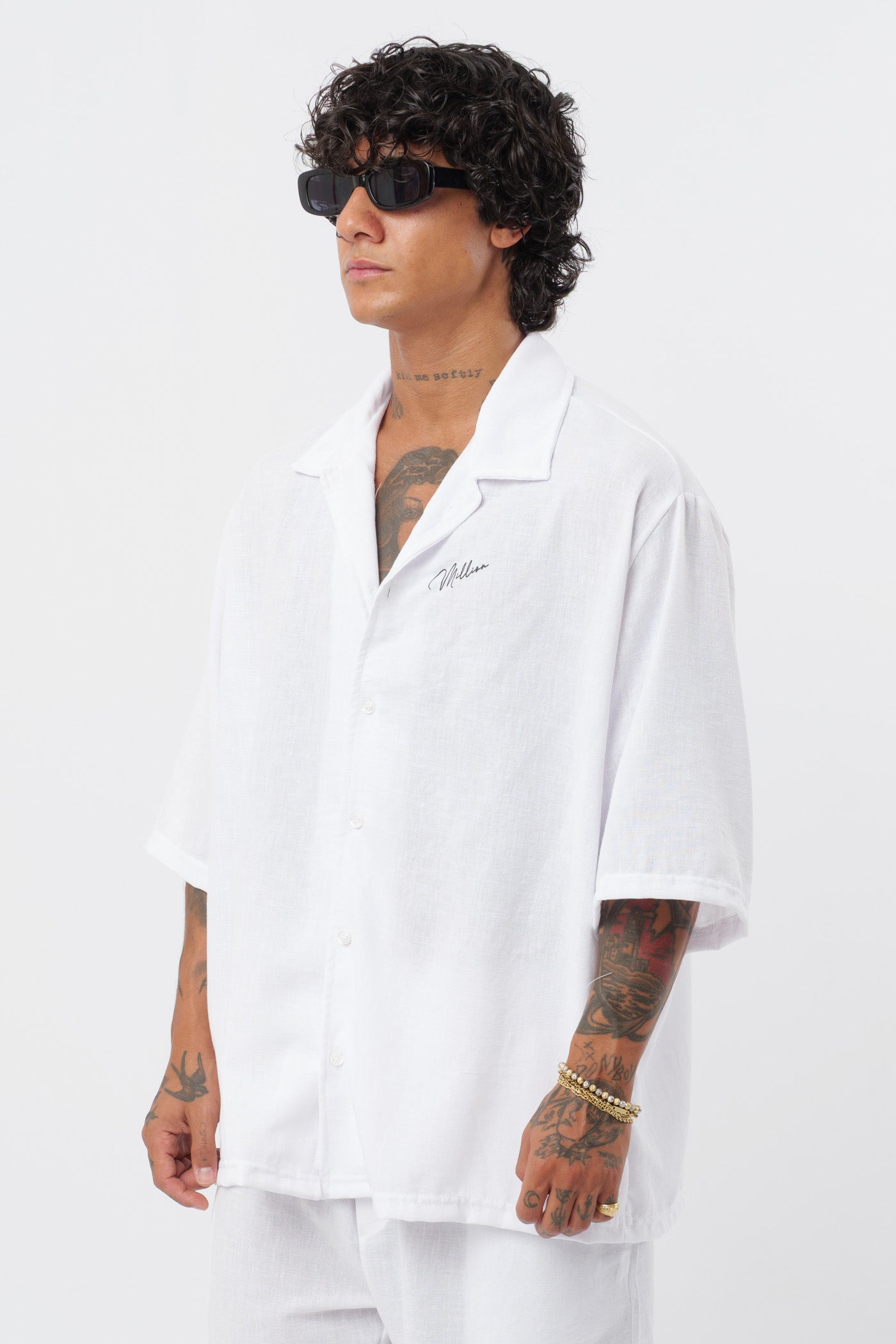 Schwarzes T-Shirt mit schwarzem Logo