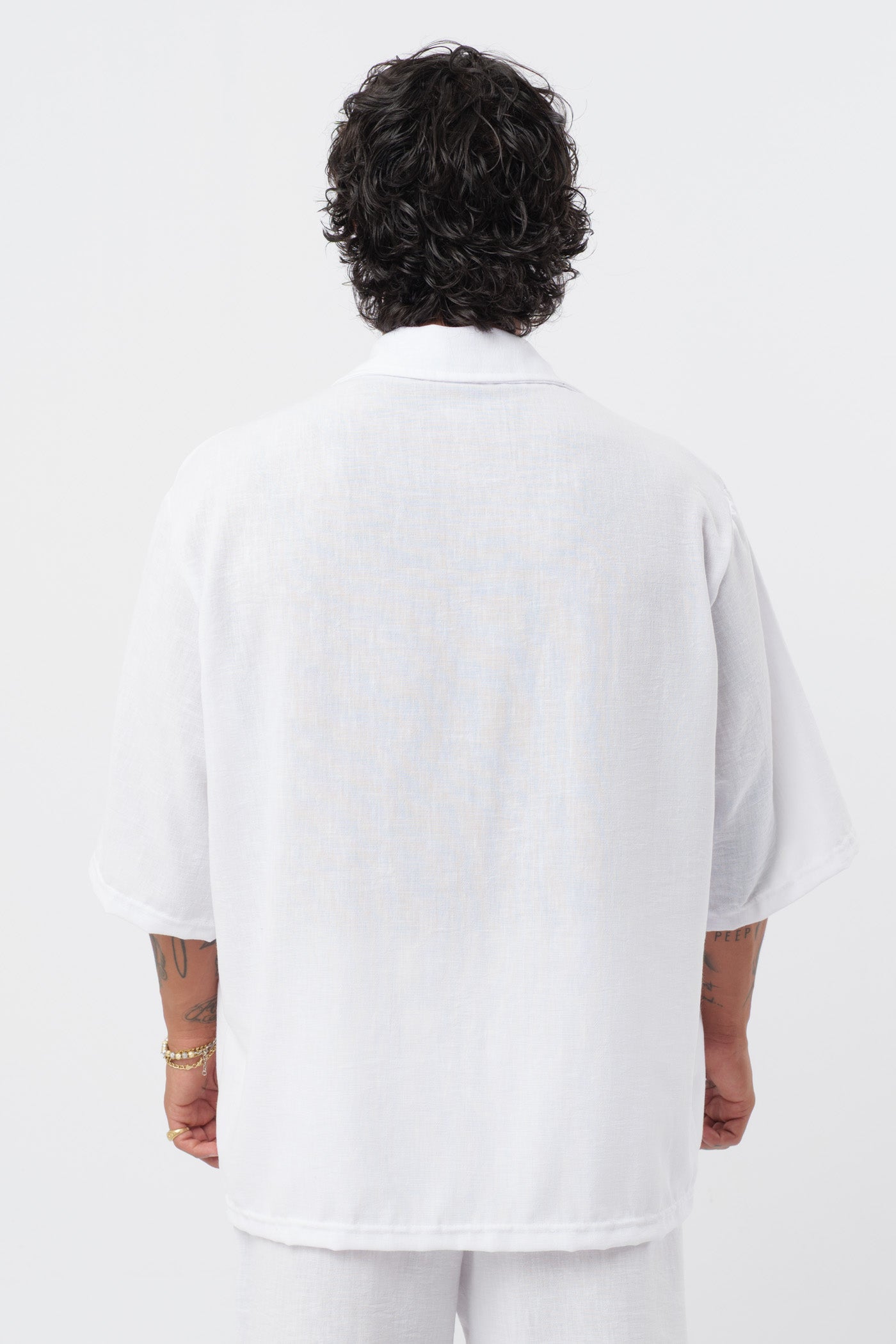 Schwarzes T-Shirt mit schwarzem Logo