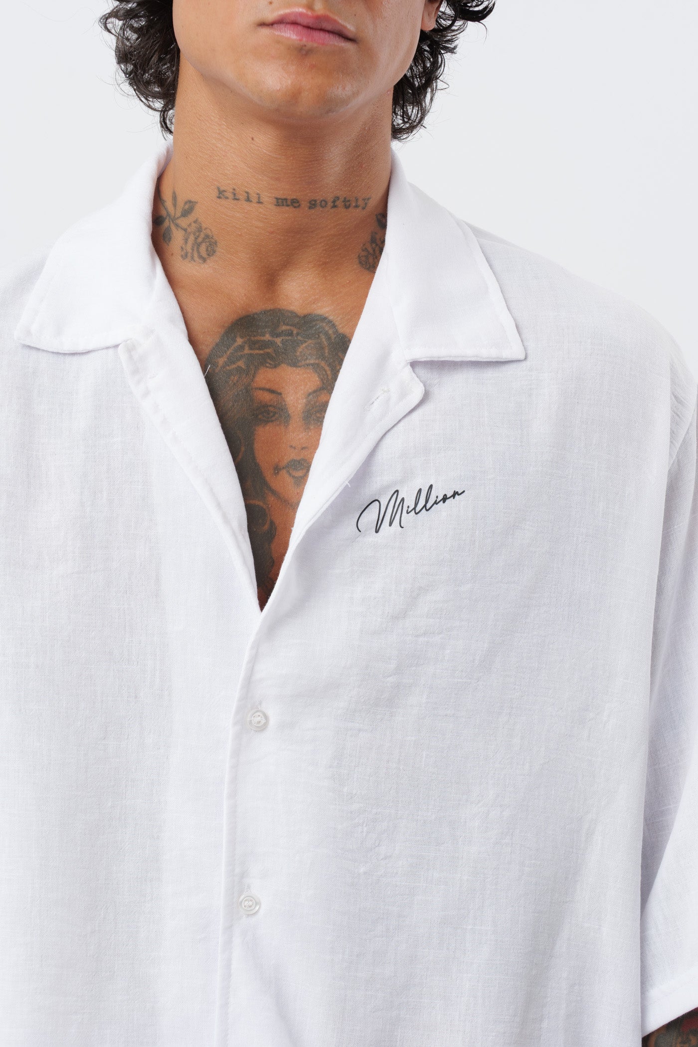 Schwarzes T-Shirt mit schwarzem Logo