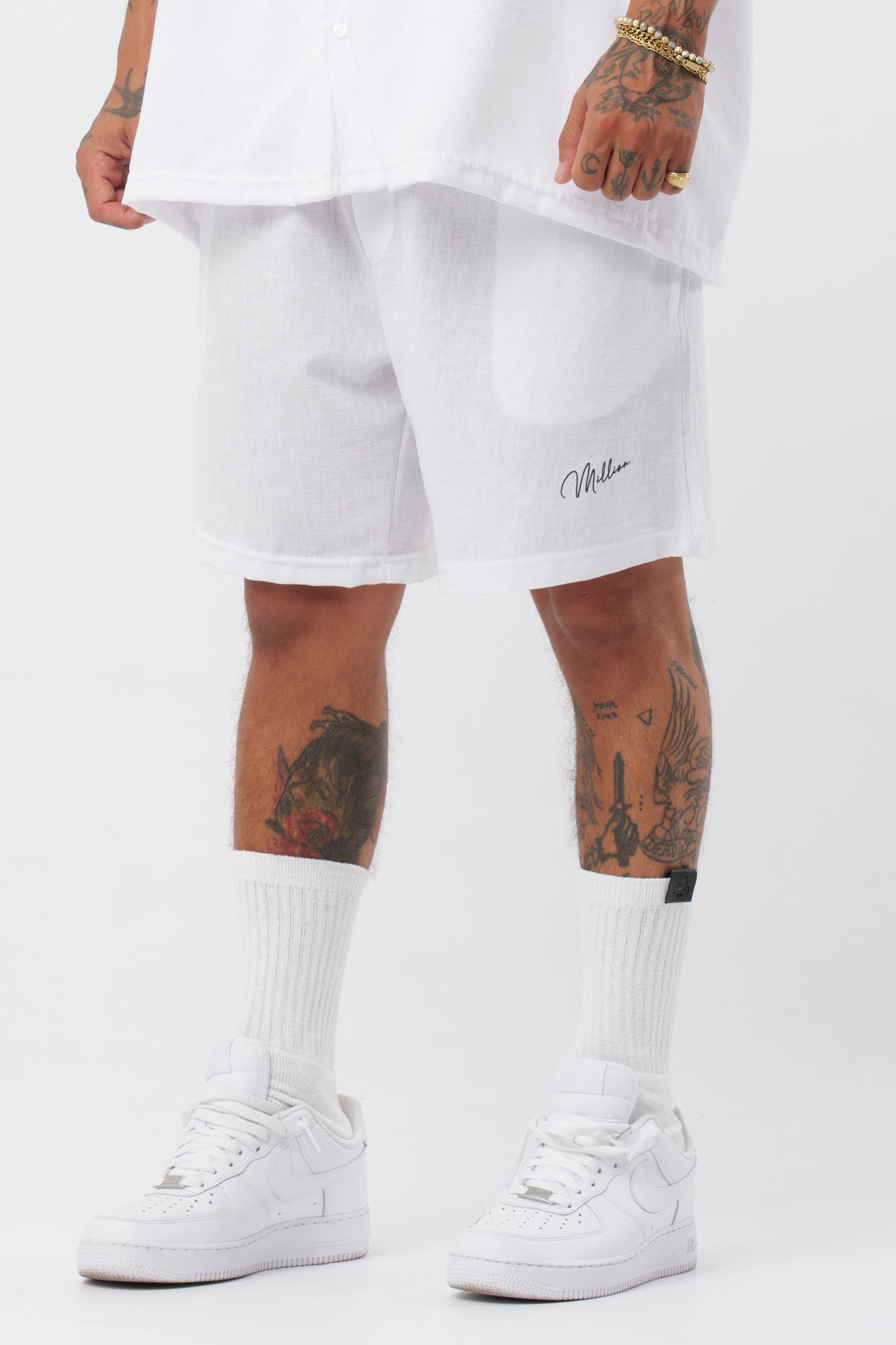 Schwarzes T-Shirt mit schwarzem Logo