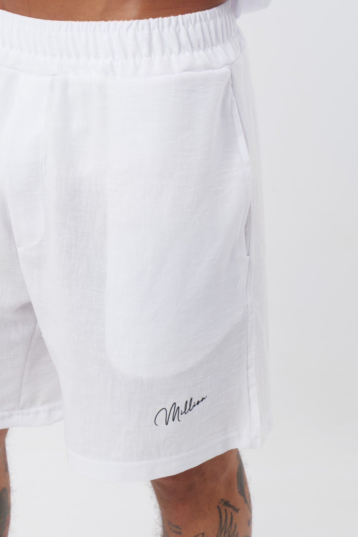Schwarzes T-Shirt mit schwarzem Logo