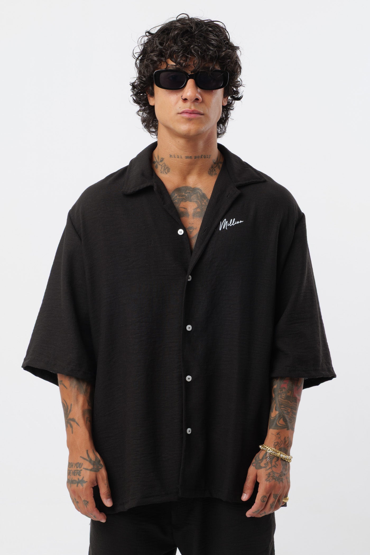 Schwarzes T-Shirt mit schwarzem Logo