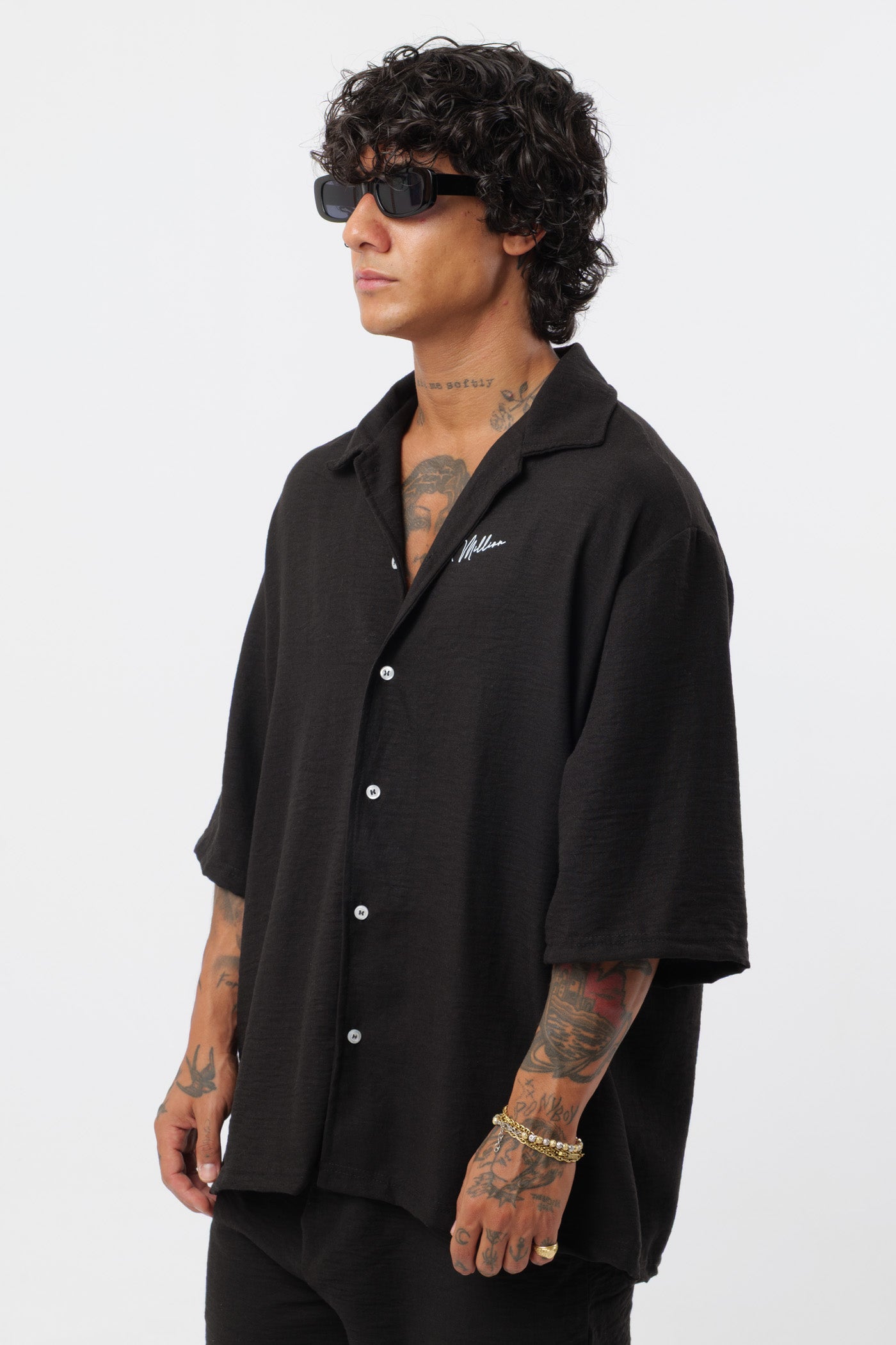 Schwarzes T-Shirt mit schwarzem Logo