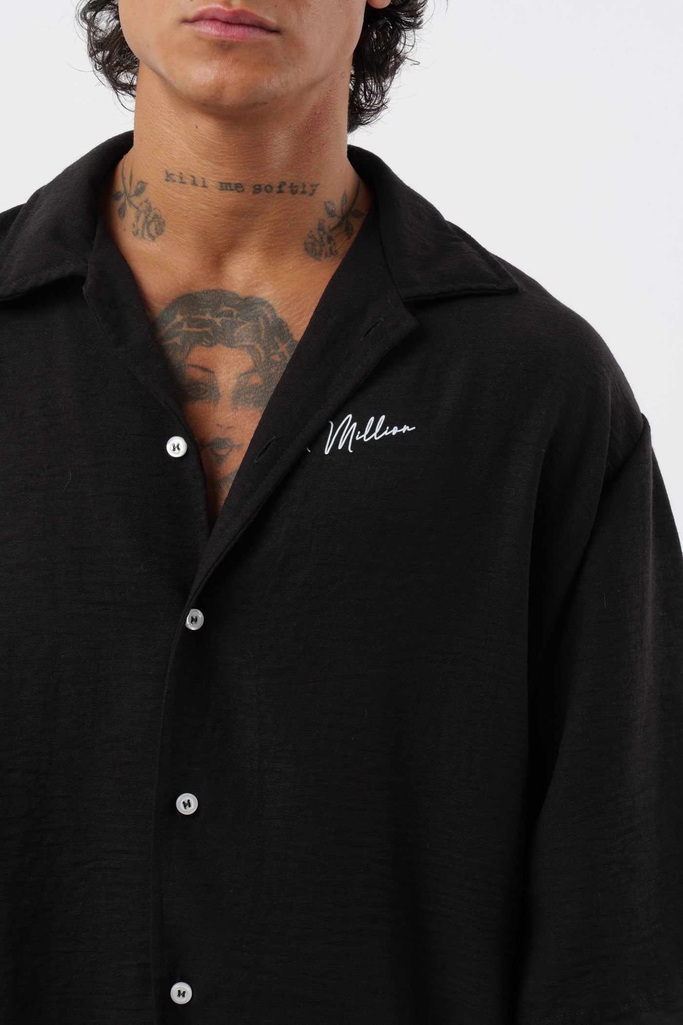Schwarzes T-Shirt mit schwarzem Logo