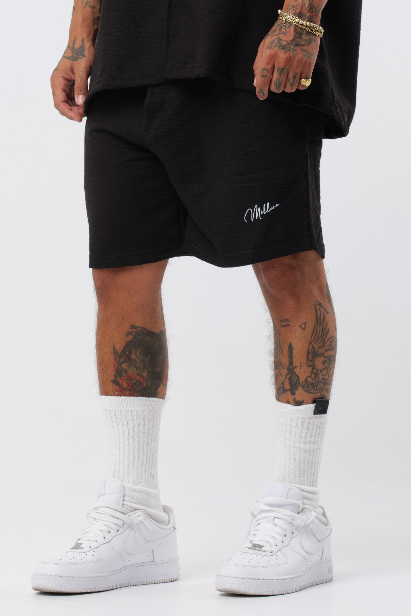 Schwarzes T-Shirt mit schwarzem Logo