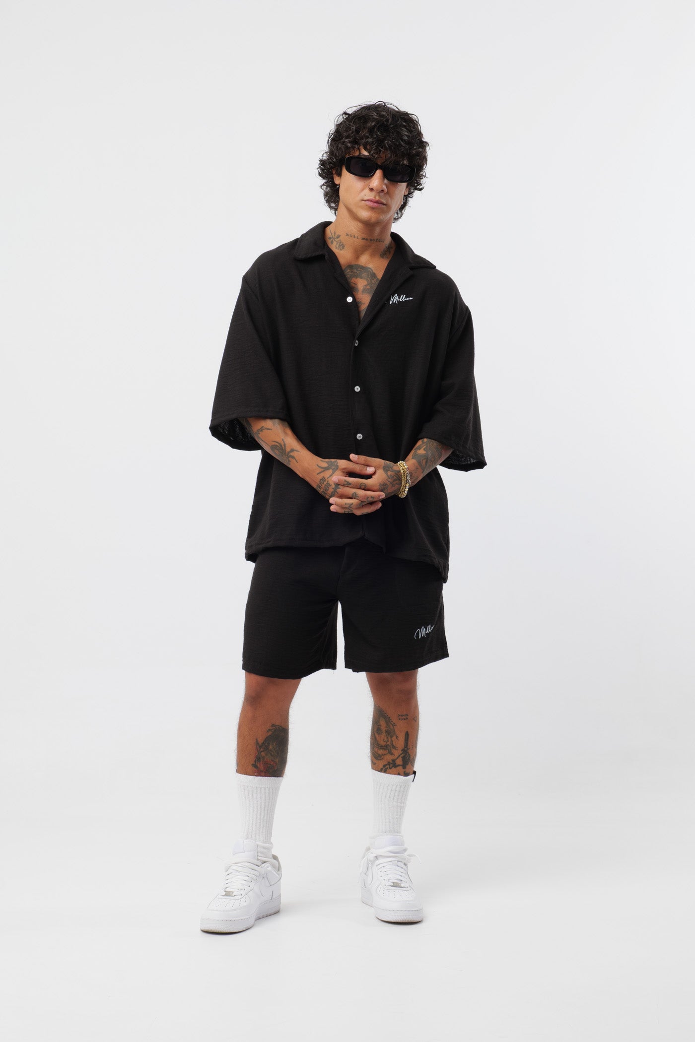 Schwarzes T-Shirt mit schwarzem Logo
