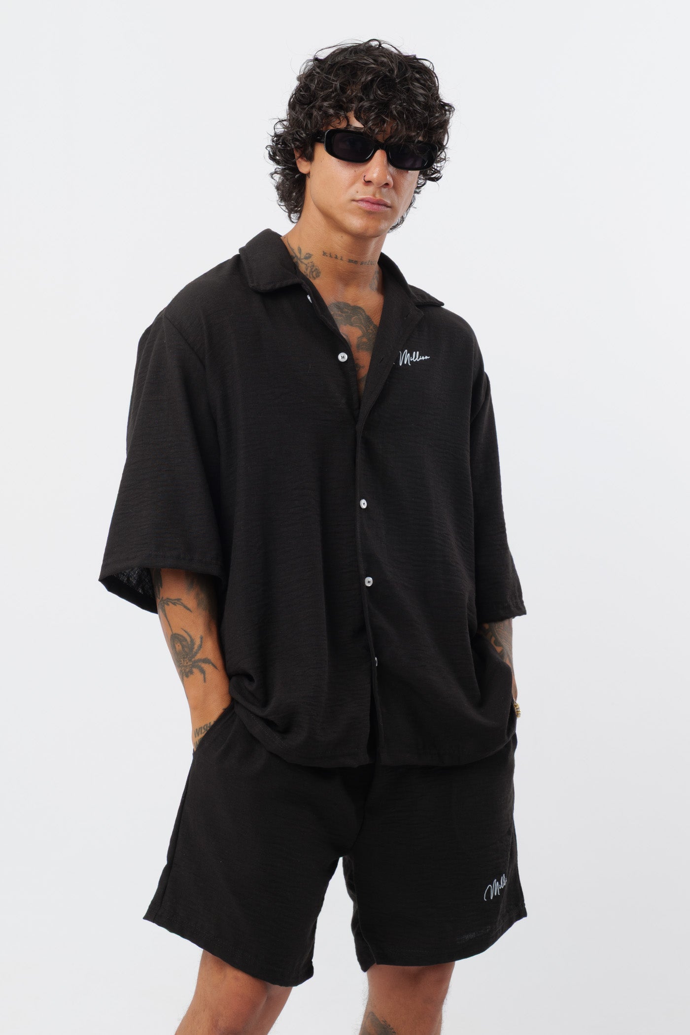 Schwarzes T-Shirt mit schwarzem Logo