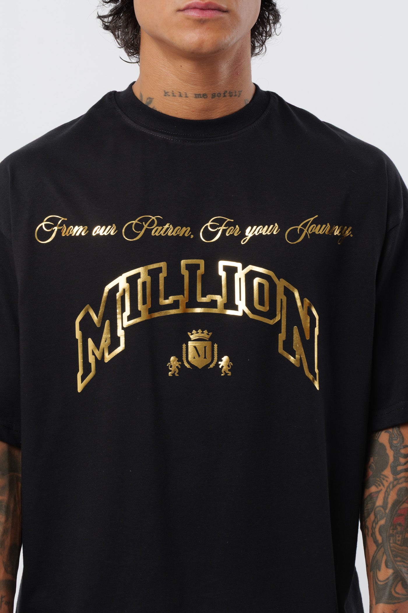 Weißes T-Shirt mit schwarzem Logo