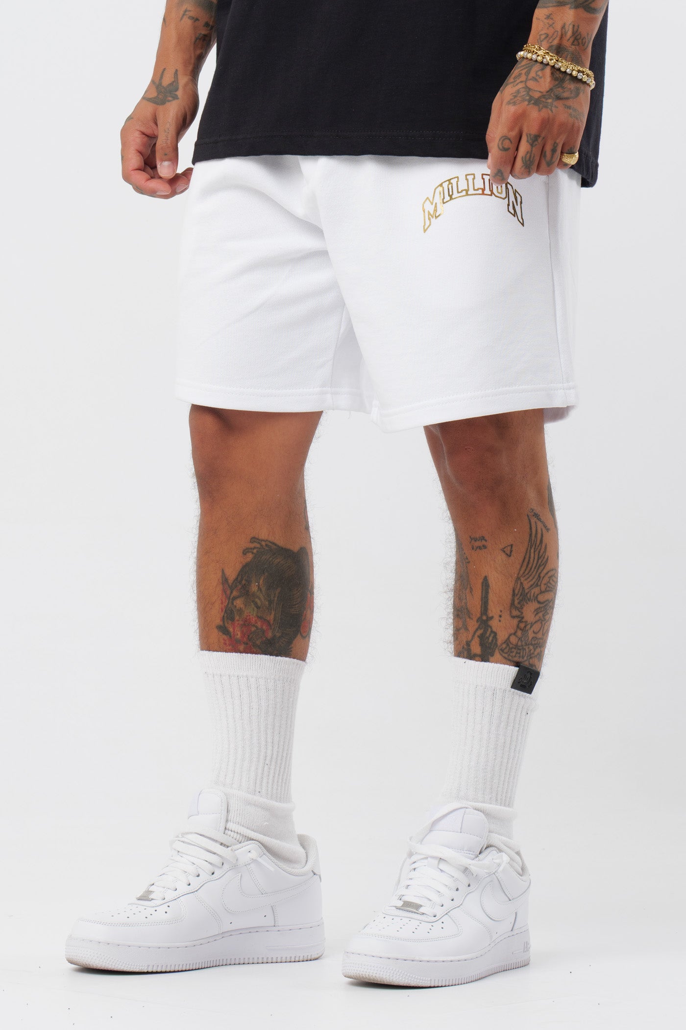 Schwarzes T-Shirt mit schwarzem Logo