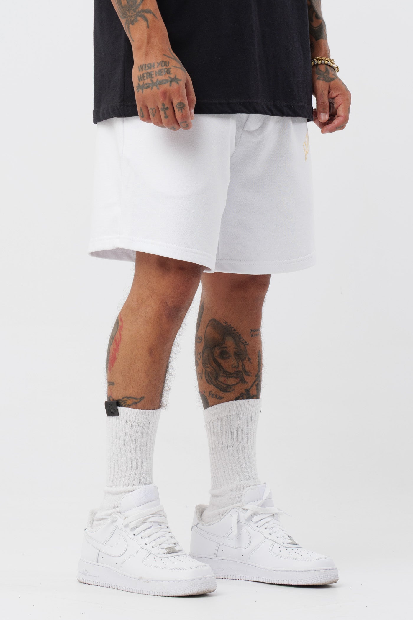 Schwarzes T-Shirt mit schwarzem Logo