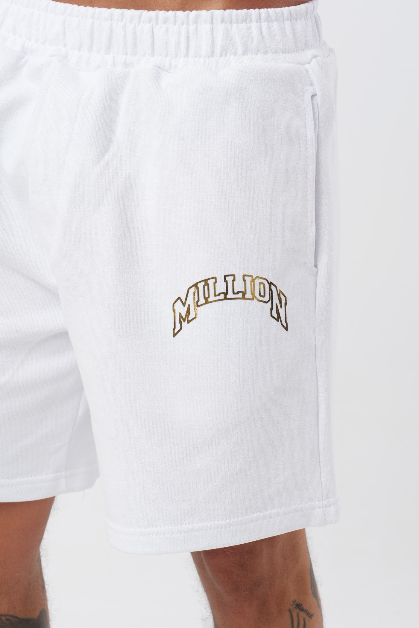 Schwarzes T-Shirt mit schwarzem Logo