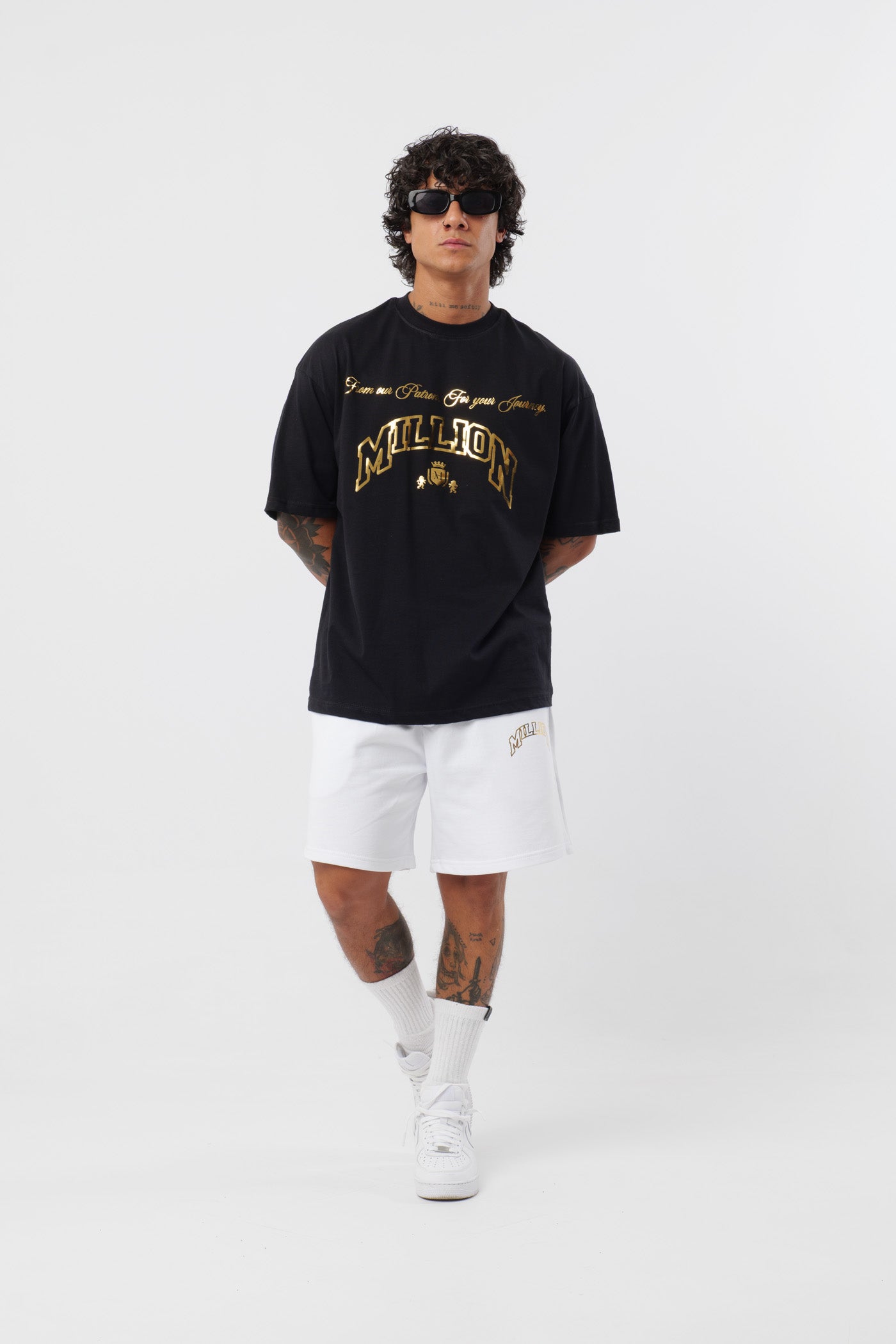 Weißes T-Shirt mit schwarzem Logo