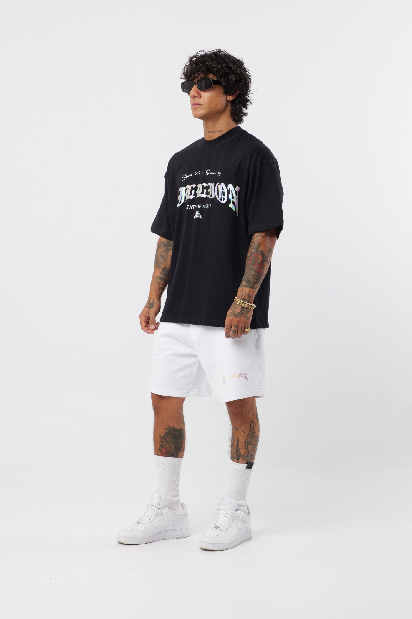 Weißes T-Shirt mit schwarzem Logo
