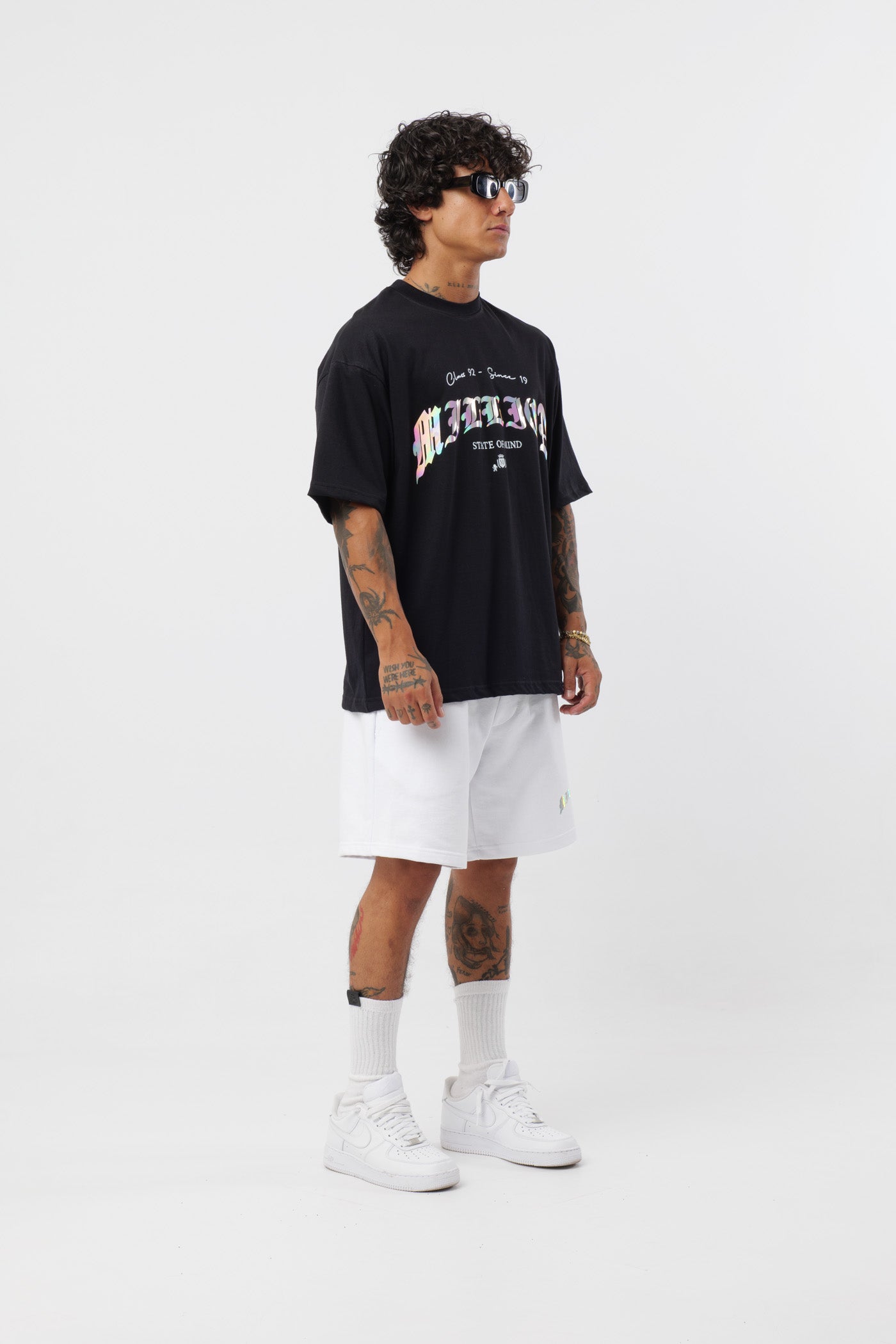 Weißes T-Shirt mit schwarzem Logo