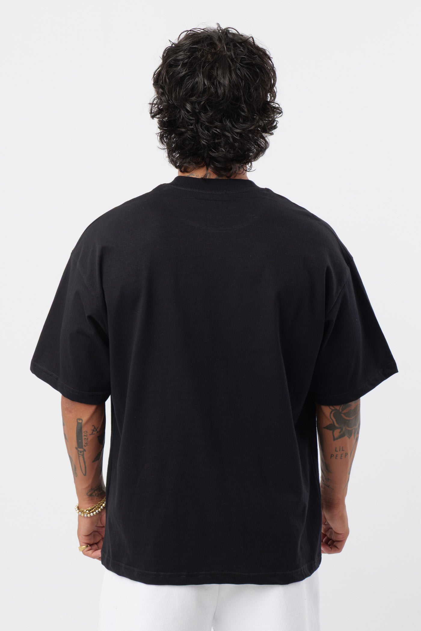 Weißes T-Shirt mit schwarzem Logo