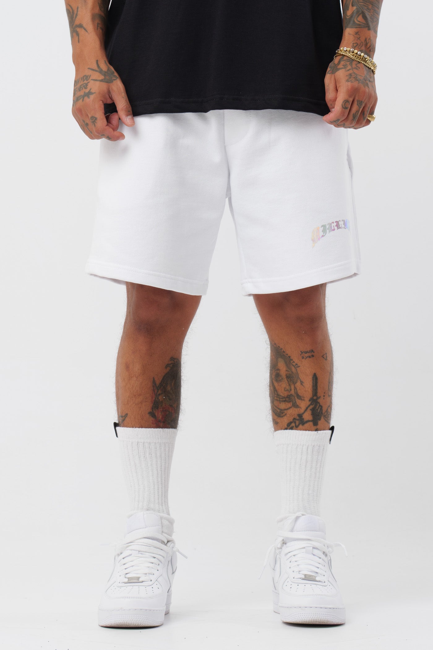 Schwarzes T-Shirt mit schwarzem Logo