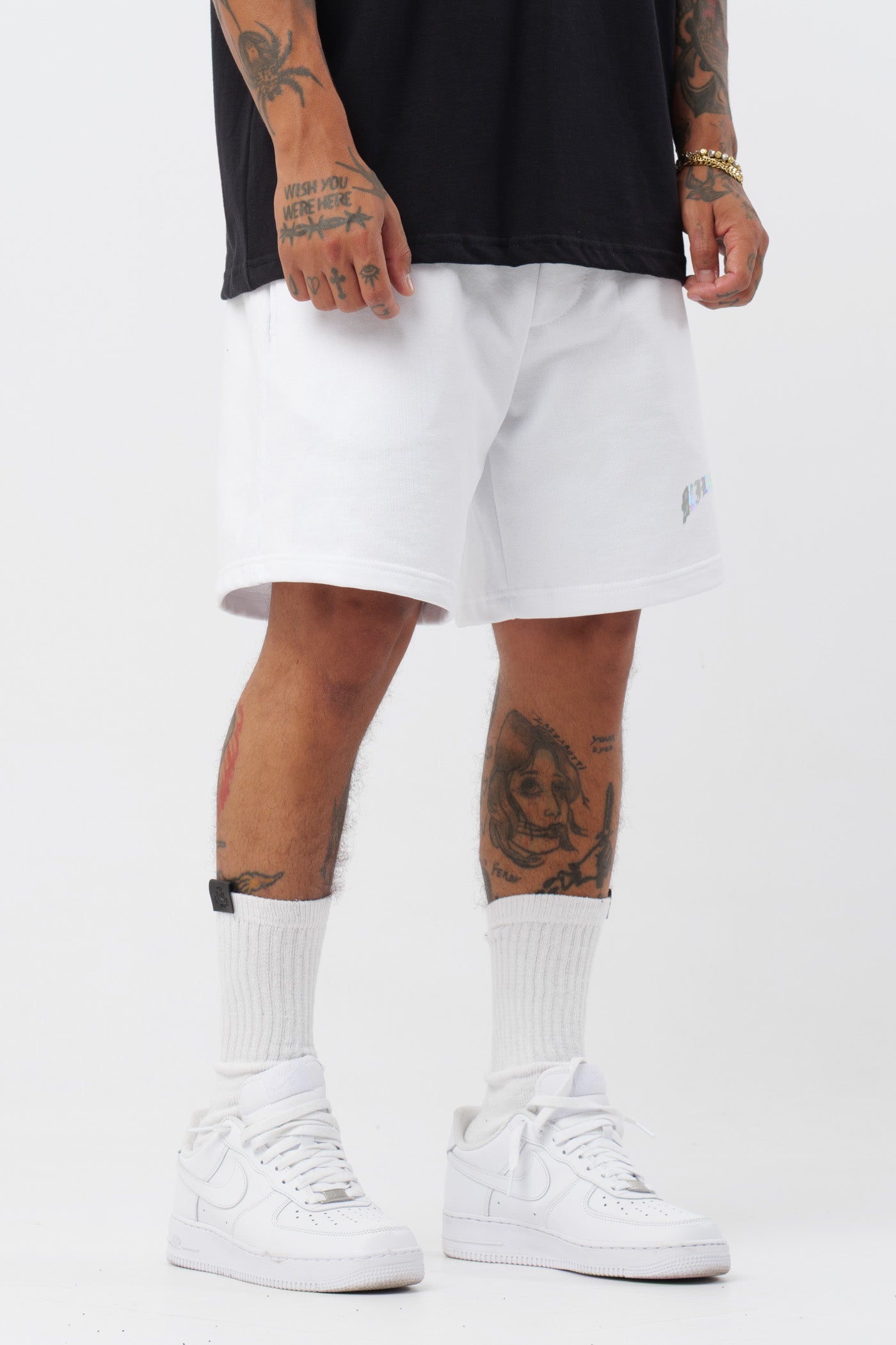 Schwarzes T-Shirt mit schwarzem Logo