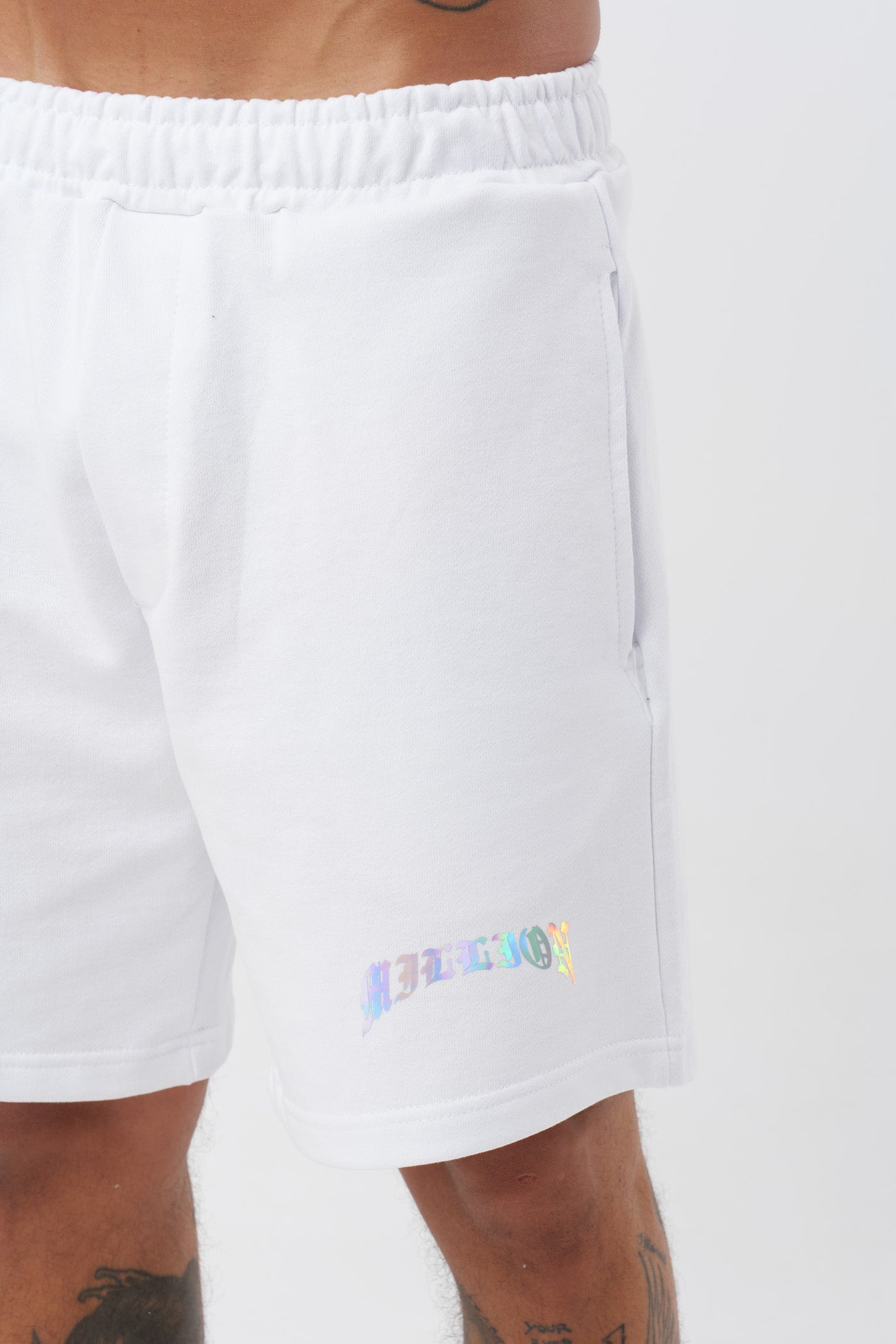 Schwarzes T-Shirt mit schwarzem Logo