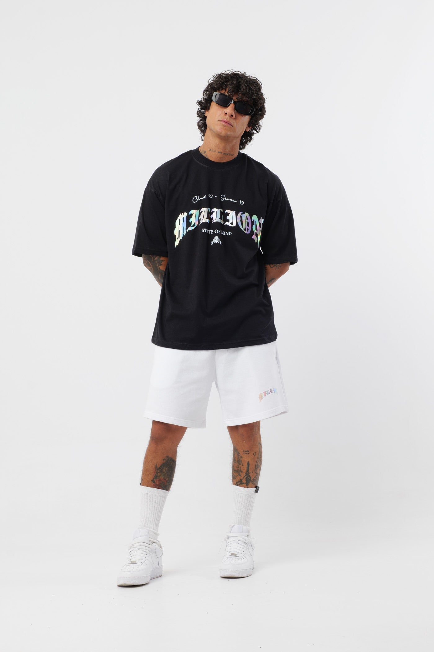 Schwarzes T-Shirt mit schwarzem Logo