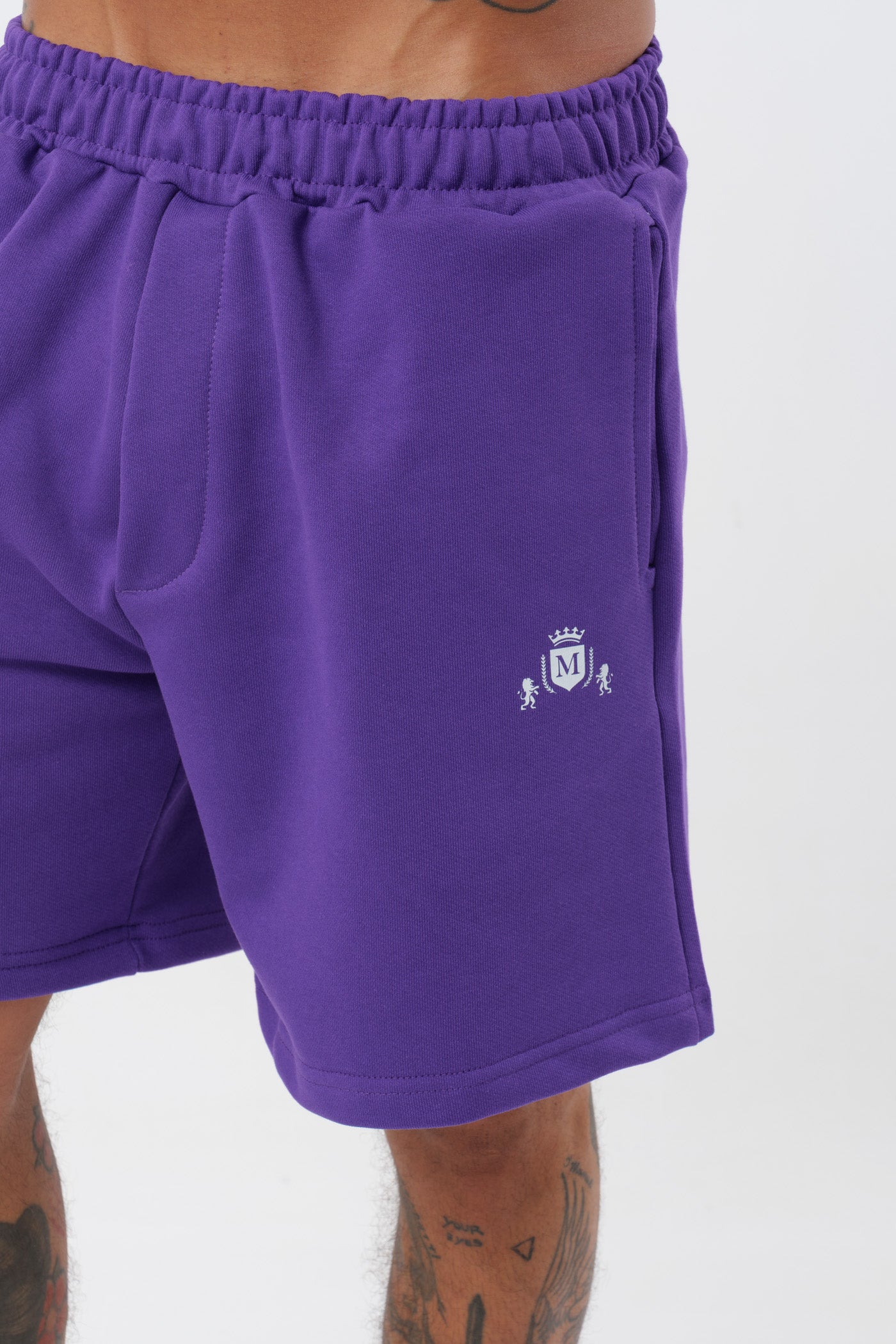 Schwarzes T-Shirt mit schwarzem Logo